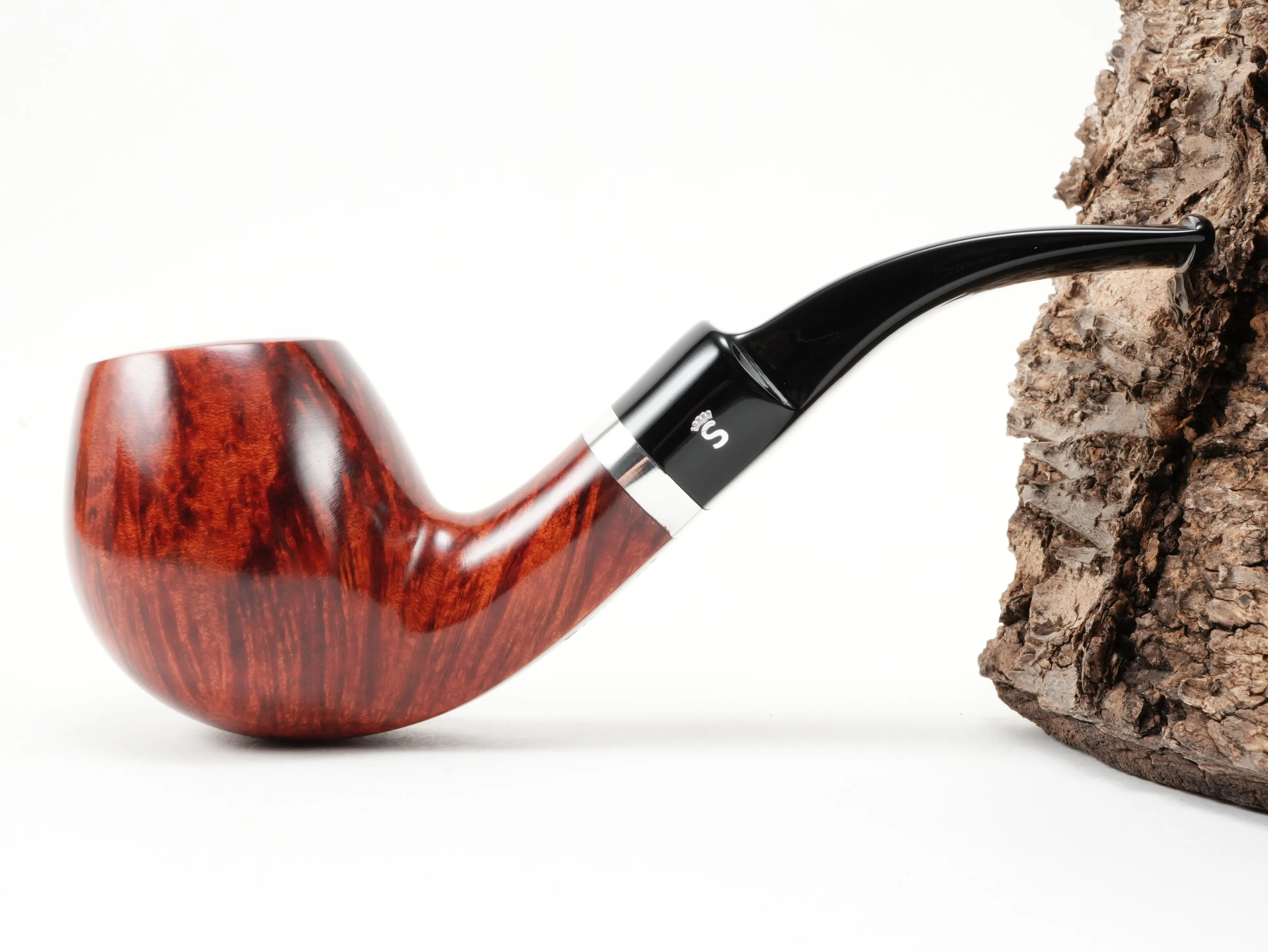 Seitenansicht der gebogenen Stanwell København Terracotta 232 Freestyle-Pfeife mit hochglänzender terrakottafarbener Oberfläche und silbernem Ring