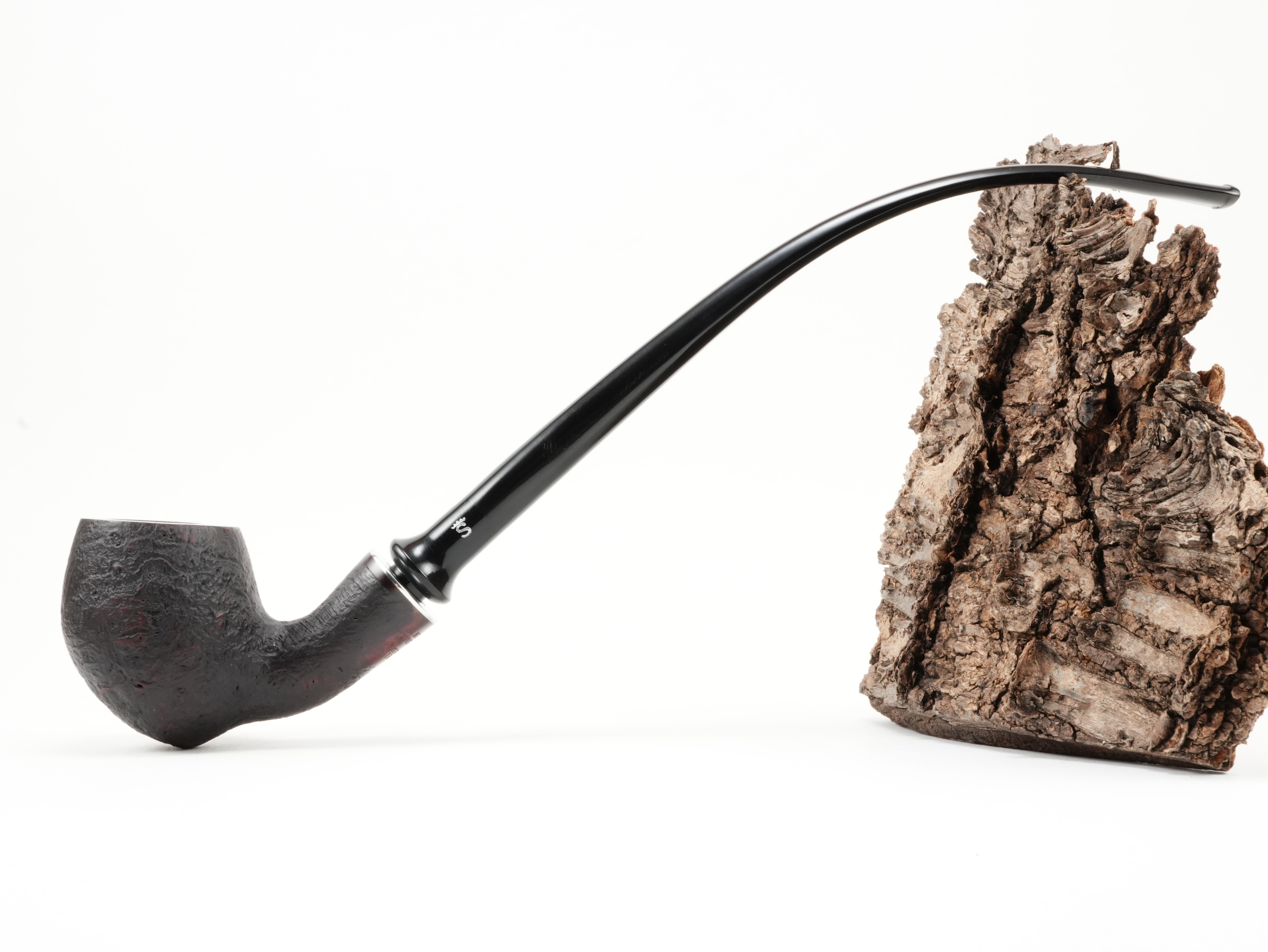 Seitenansicht der Stanwell H.C. Andersen Sandblasted 7 Lesepfeife in voller Länge mit langem gebogenem Ebonitmundstück