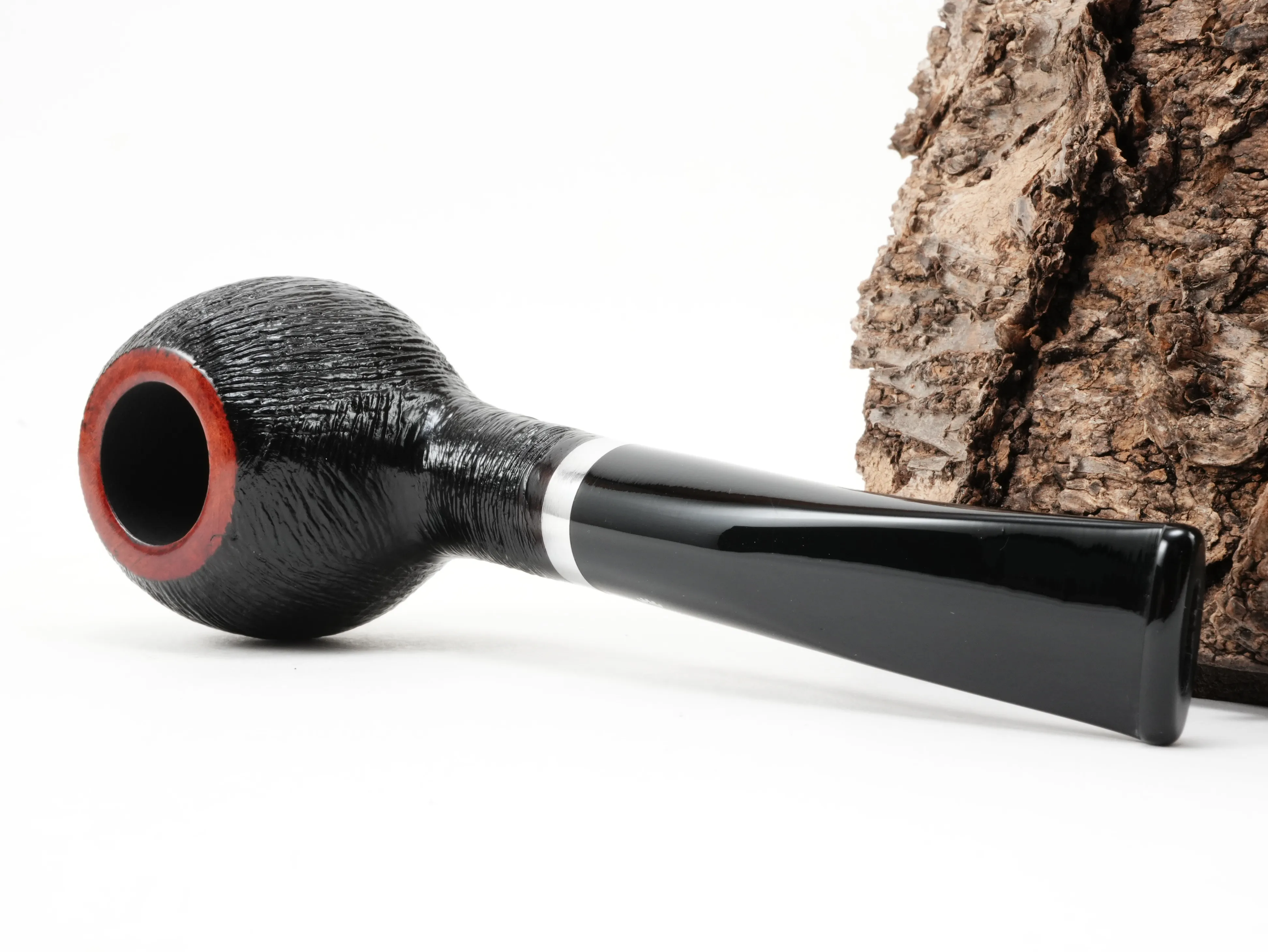 Stanwell København Brushed 109 Half-Bent Brandy Pfeife liegend von schräg hinten mit Blick auf den Aluminiumring am Holm