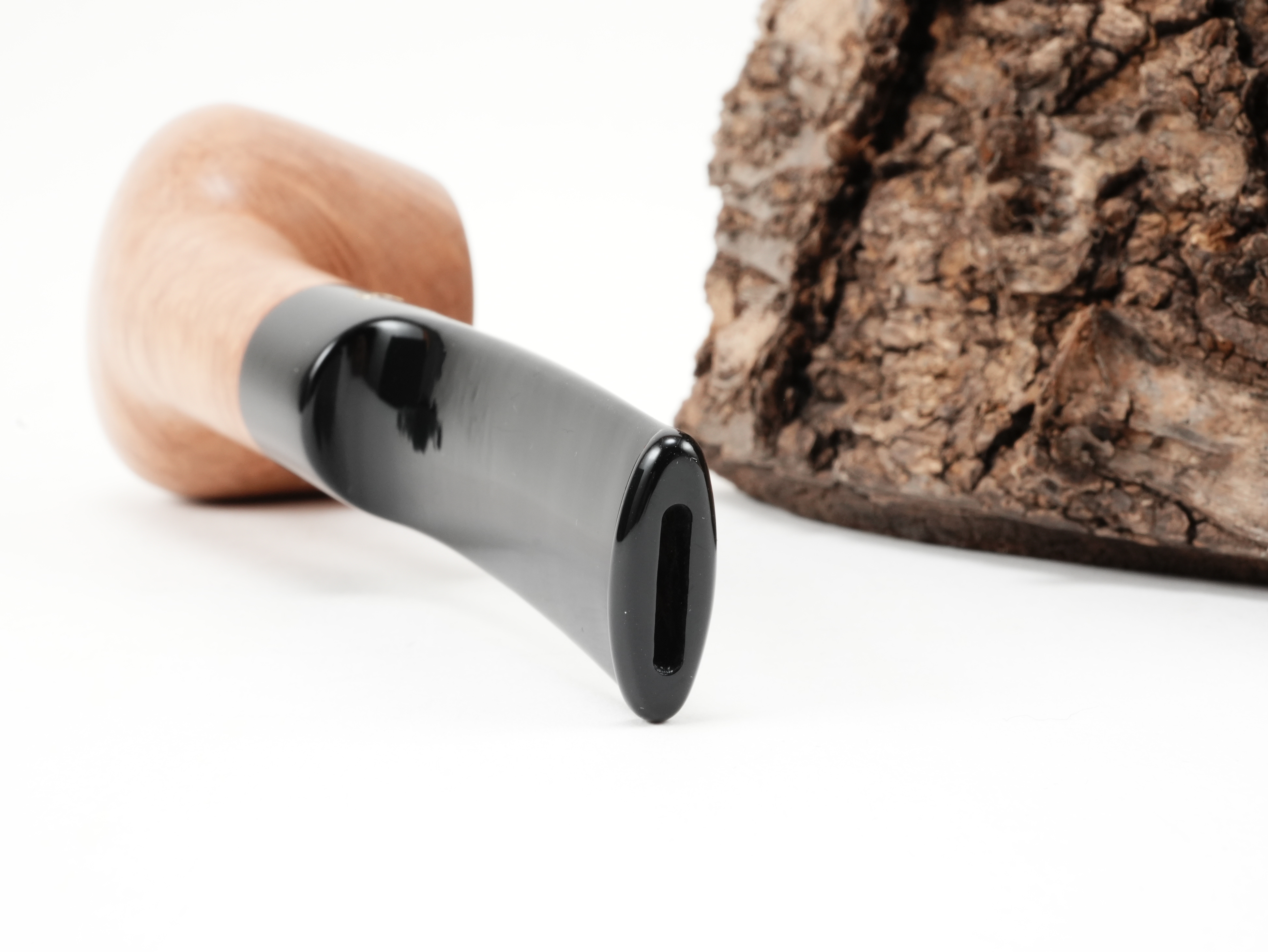 Nahaufnahme des schwarzen Acrylmundstücks der Stanwell Authentic Natural 11 mit Bissstelle von hinten