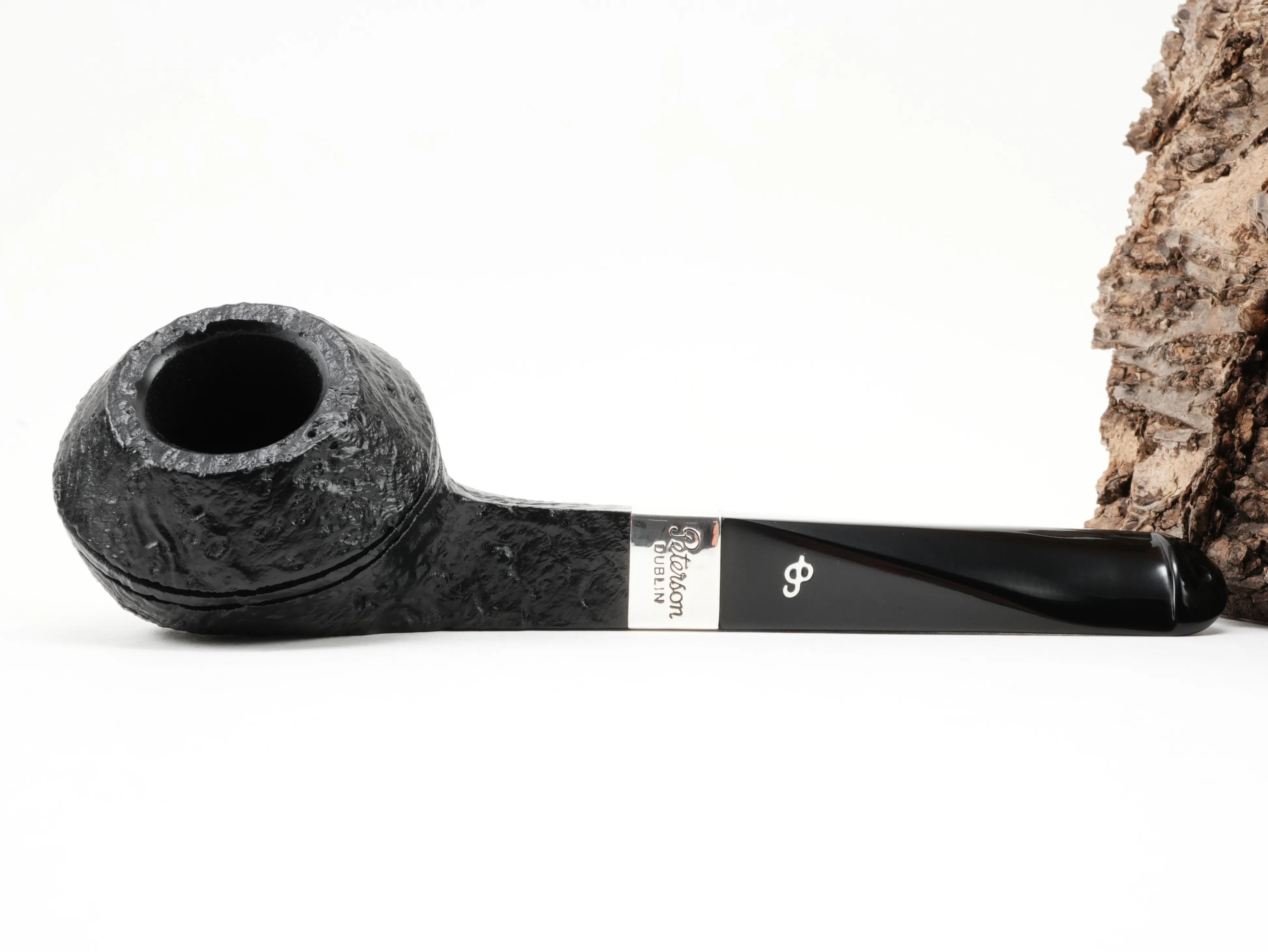 Flache Draufsicht auf die liegende Peterson Pipe of the Year 2026 Sandblast mit schwarzer Sandstrahlung