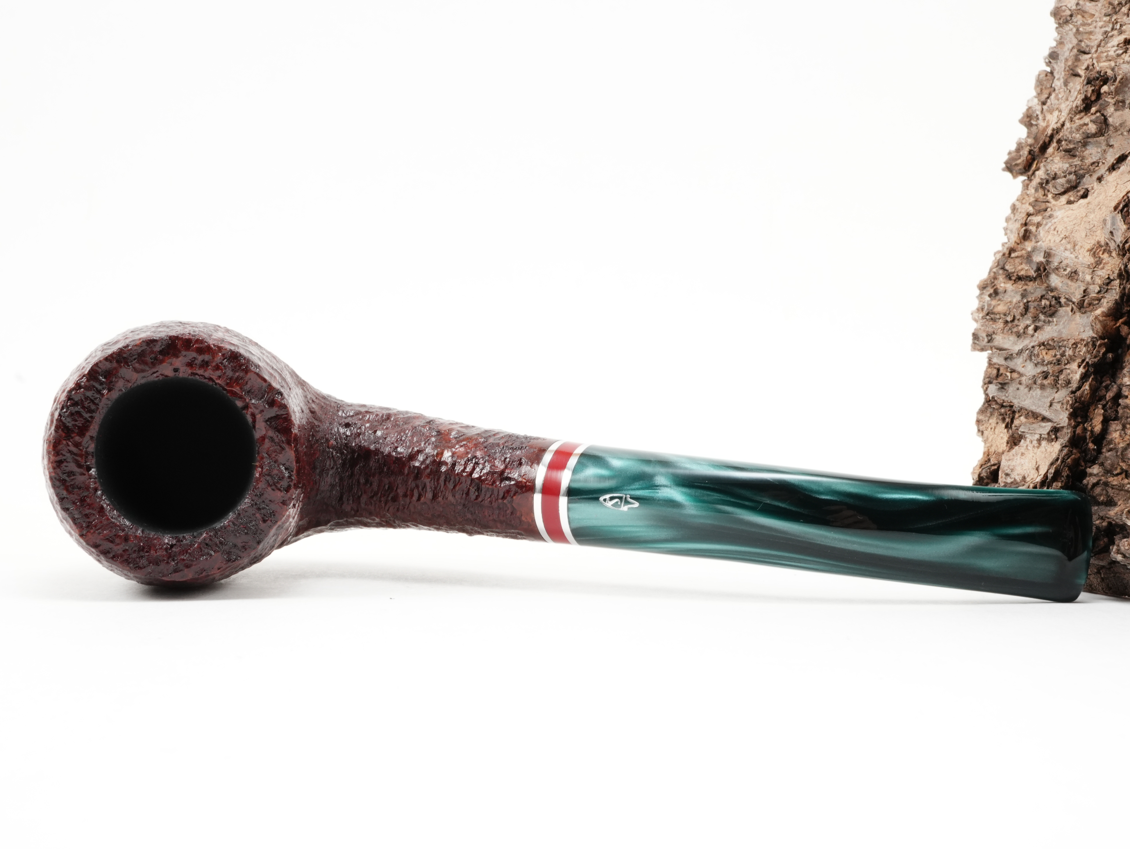 Flache Draufsicht auf die liegende Savinelli Saint Nicholas 2026 606 KS Pfeife mit Blick auf die klassische rustizierte Form