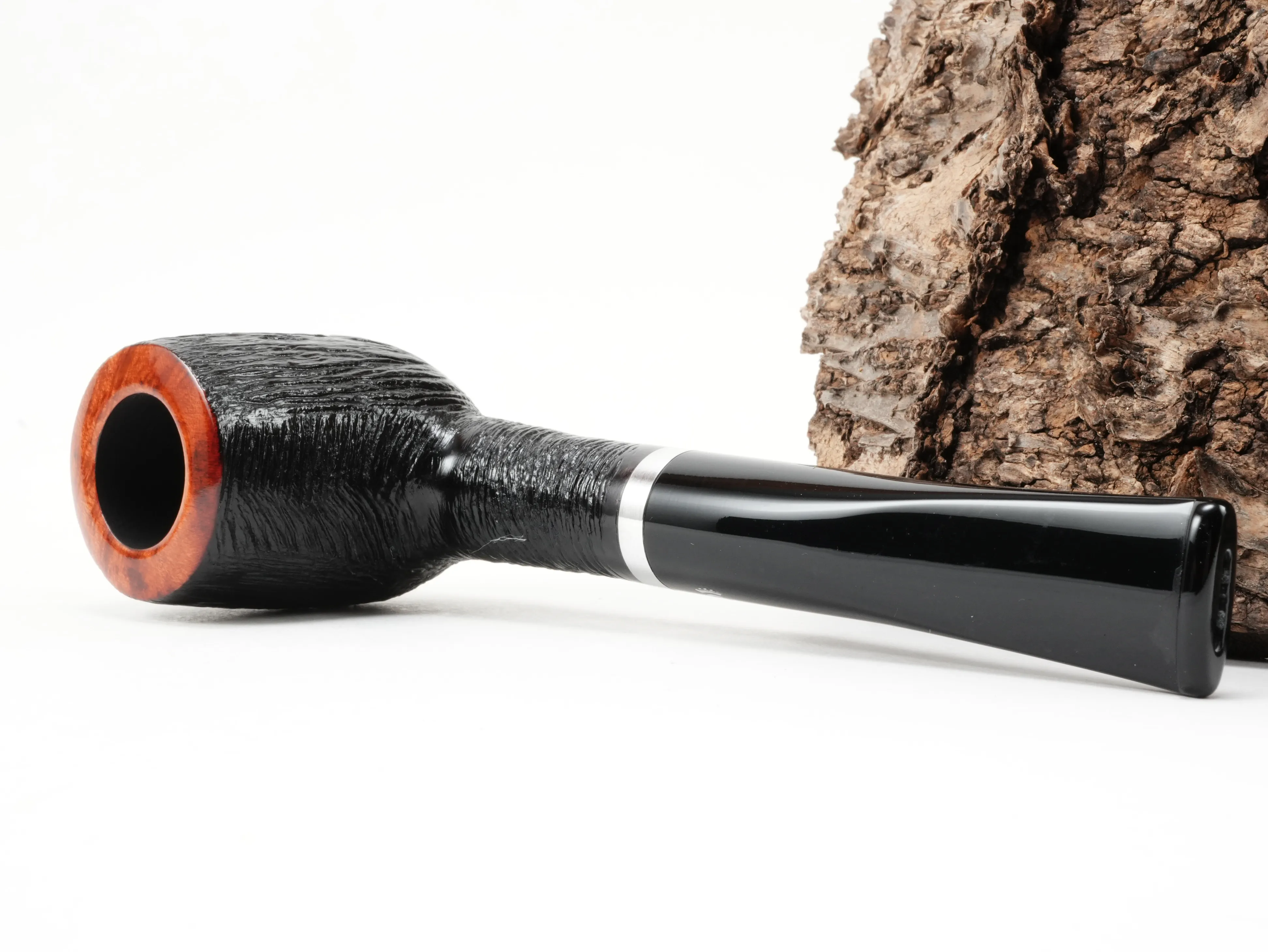 Stanwell København Brushed 88 Billiard Pfeife liegend von schräg hinten mit Blick auf den Aluminiumring am Holm