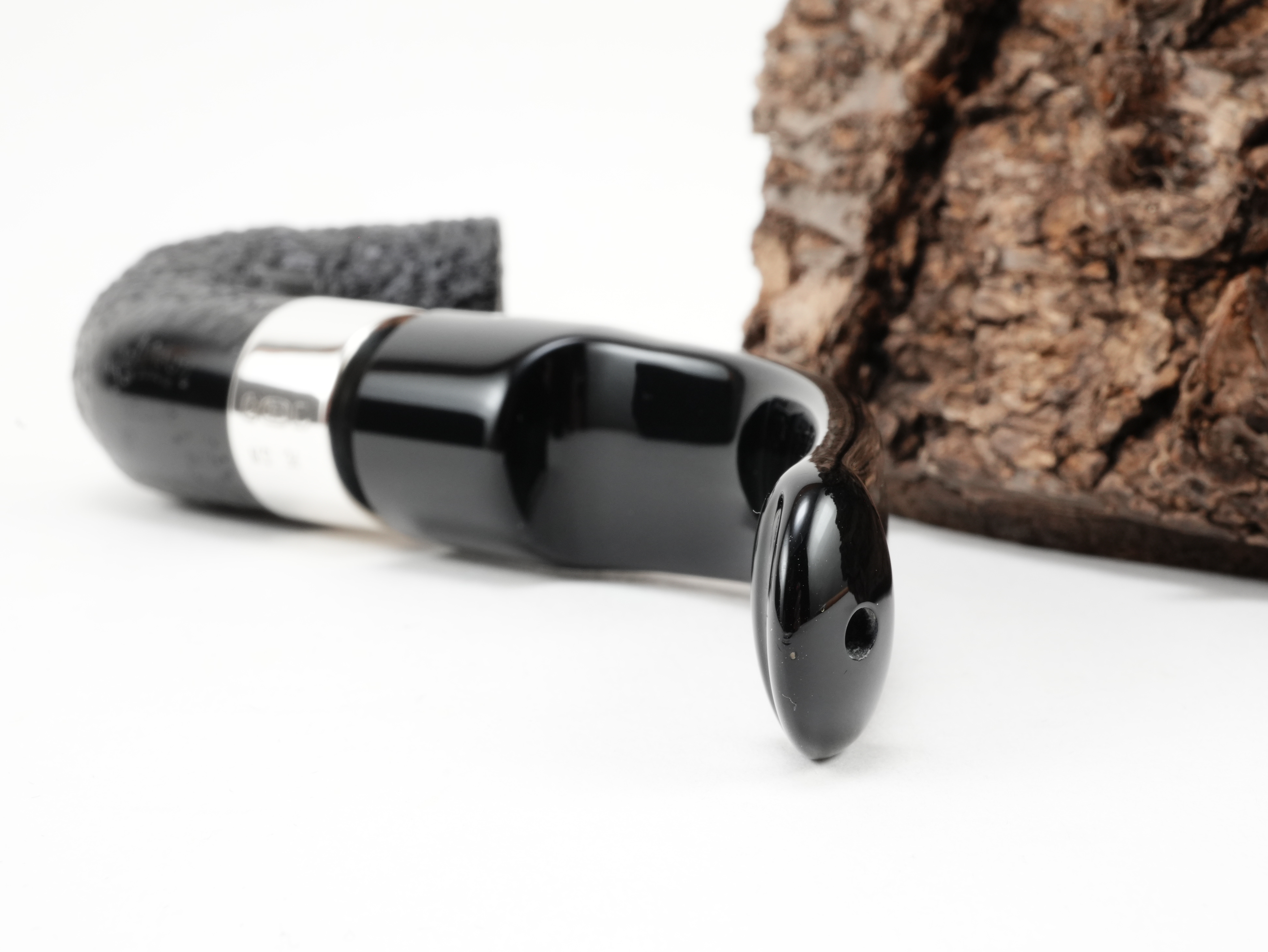Nahaufnahme des schwarzen P-Lip Acrylmundstücks der Peterson Deluxe System 8s mit Lippenbiss-Öffnung von hinten