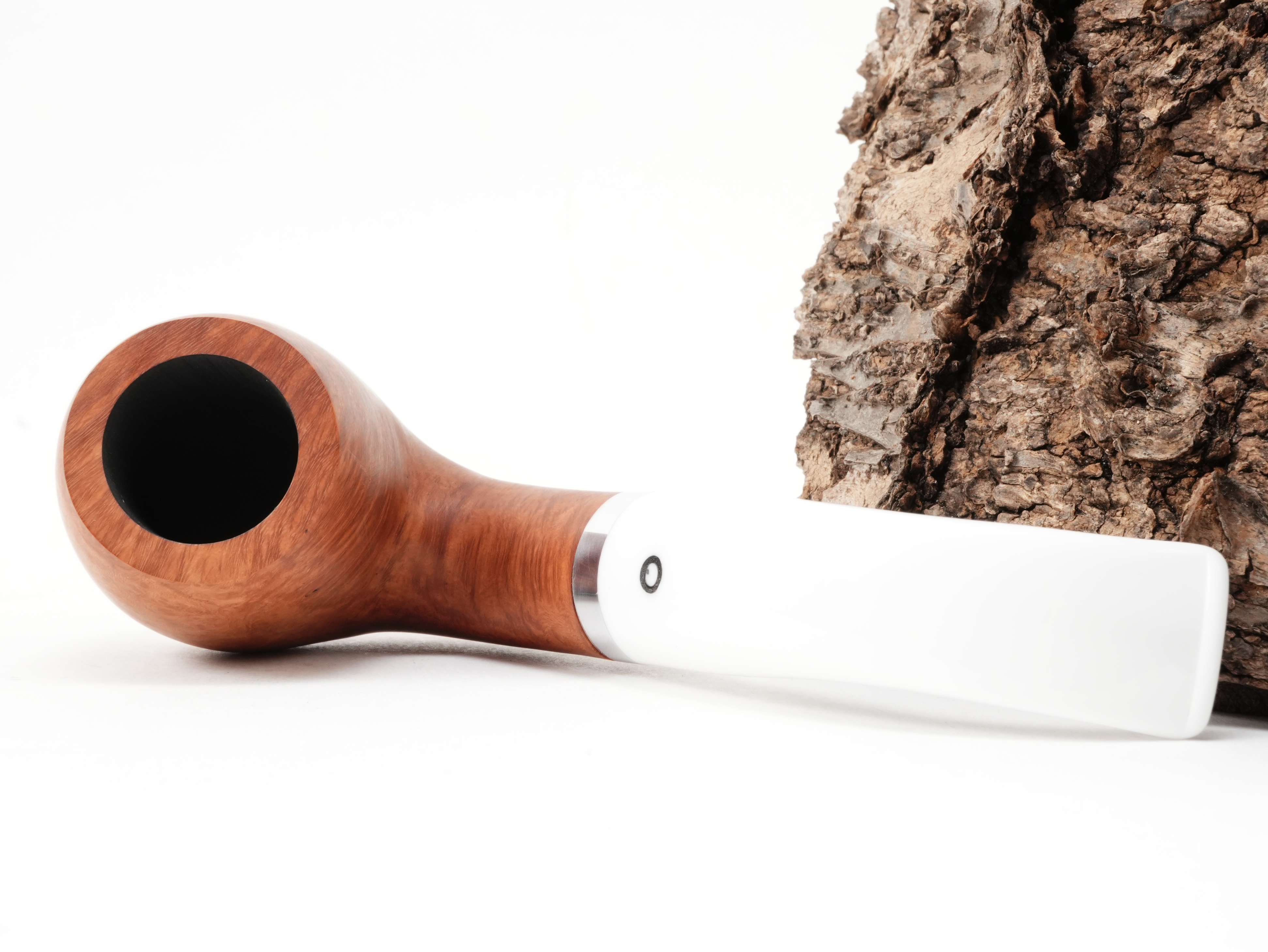 Vauen Natura 334 Bent Classic Pfeife liegend von schräg hinten mit Blick auf den polierten Aluminiumring am Mundstück