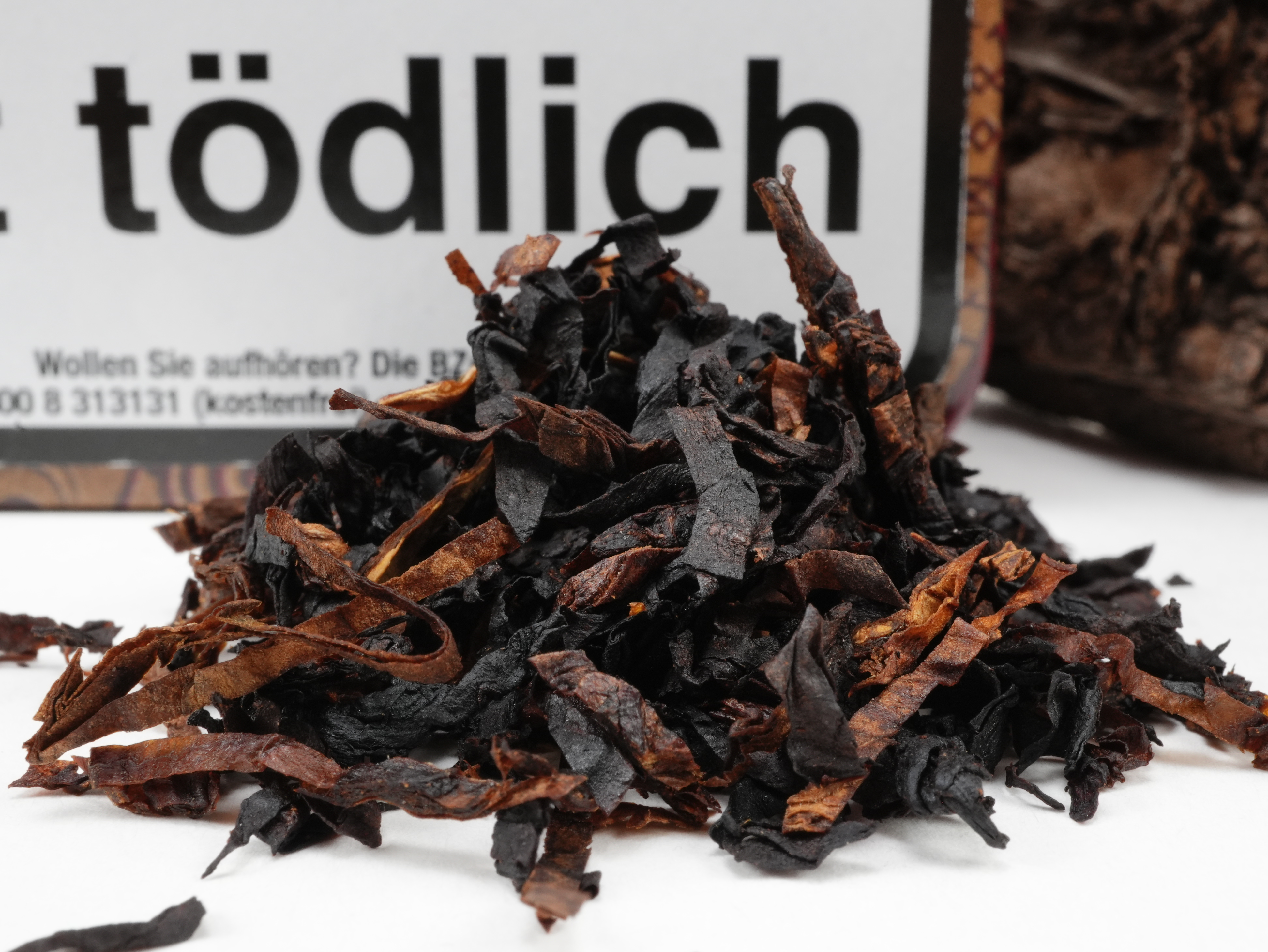 Nahaufnahme der W.O. Larsen Edition 2027 Valhalla Ready-Rubbed Tabakmischung mit hellen Virginia- und dunklen Cavendish-Fasern