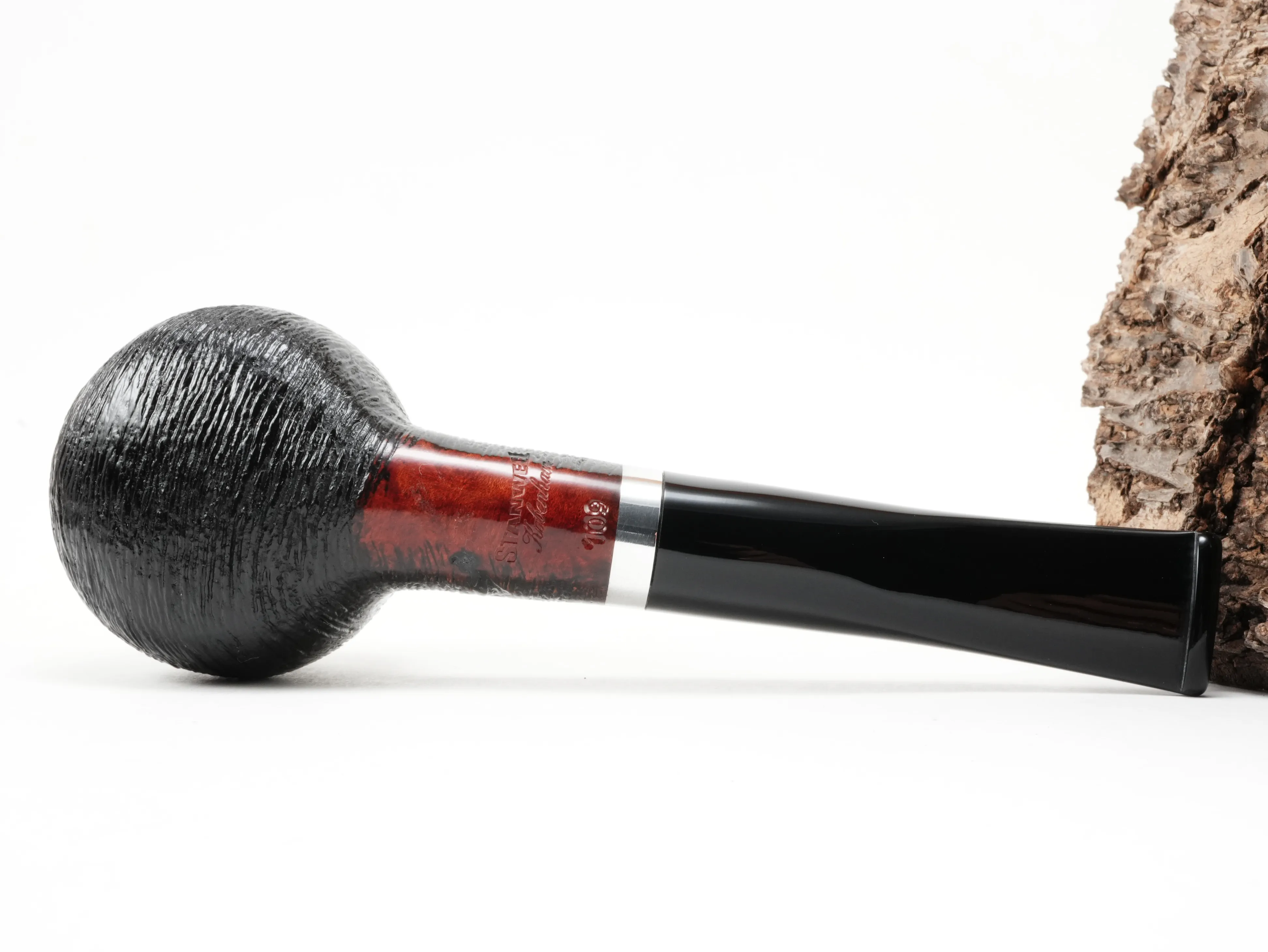 Unterseite der Stanwell København Brushed 109 Pfeife mit glatter rötlicher Fläche und Stempelung Stanwell København 109