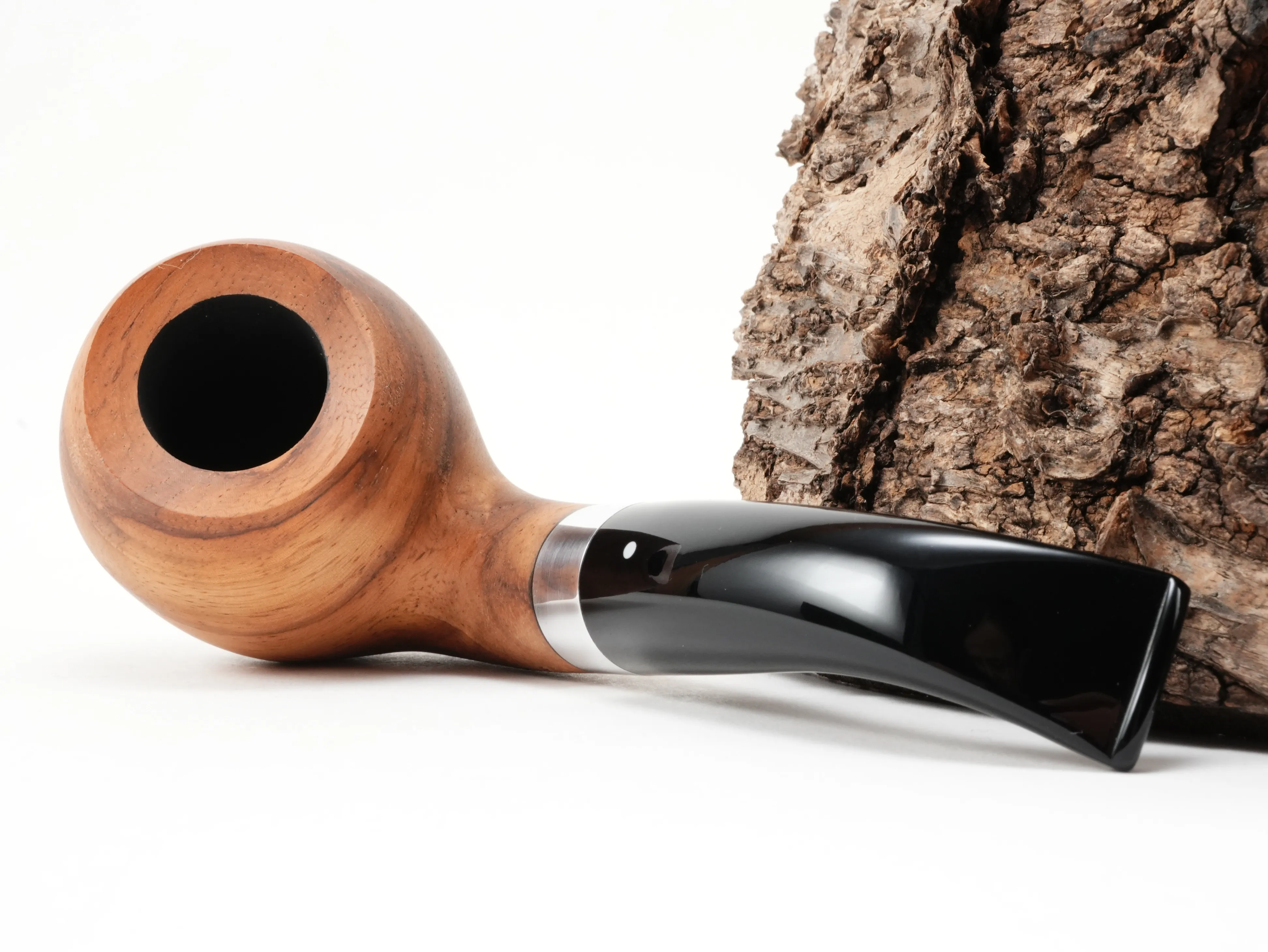Vauen AMBA 119 Bent-Classic-Pfeife liegend von schräg hinten mit matt verschliffenem Aluminiumring und Weißpunkt-Kennzeichnung am Mundstück