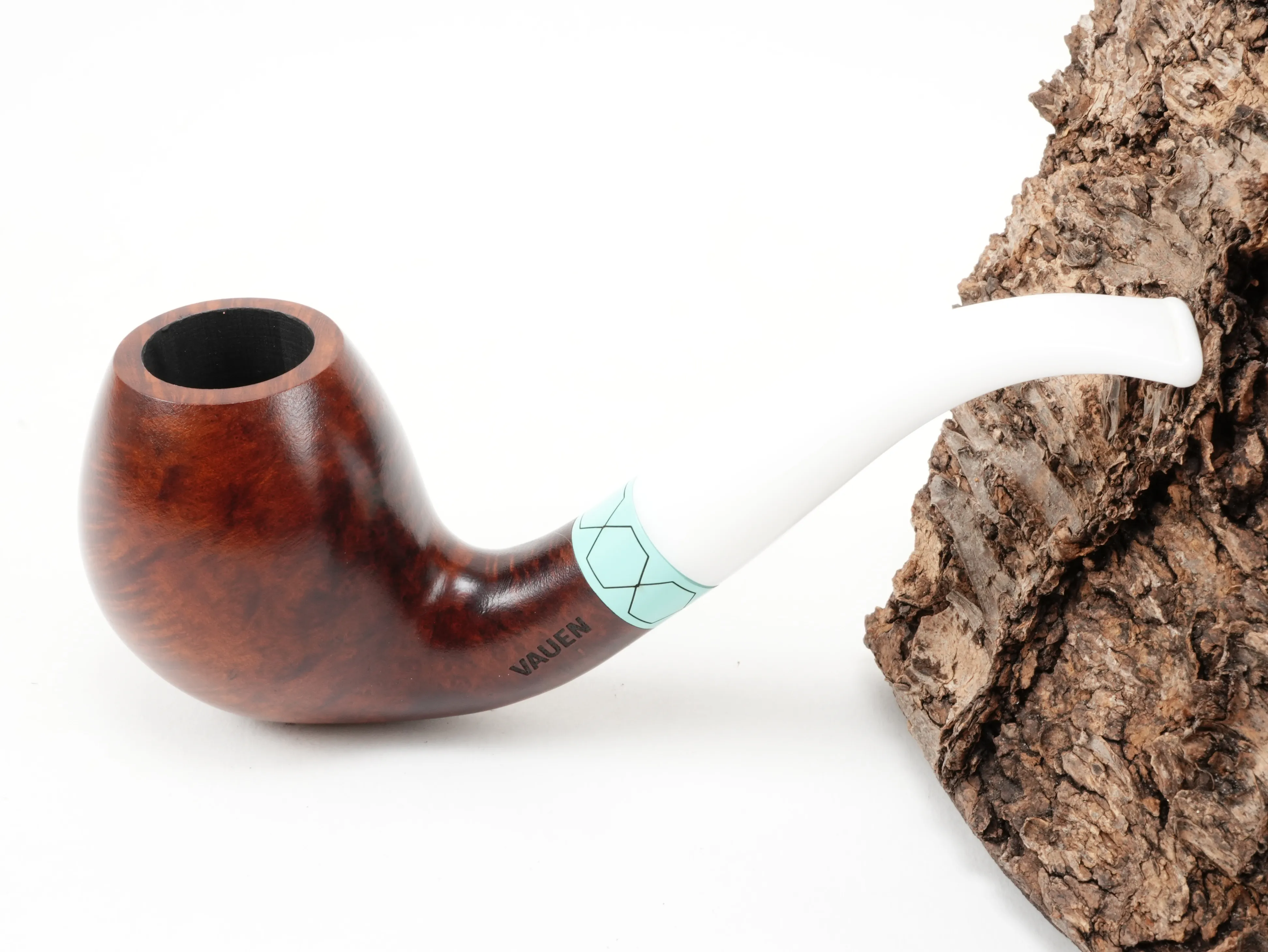 Vauen VELA 2473 Bent Egg Pfeife aus Bruyèreholz mit türkisgrünem Zierring und weißem Acrylmundstück – Titelbild schräg von oben