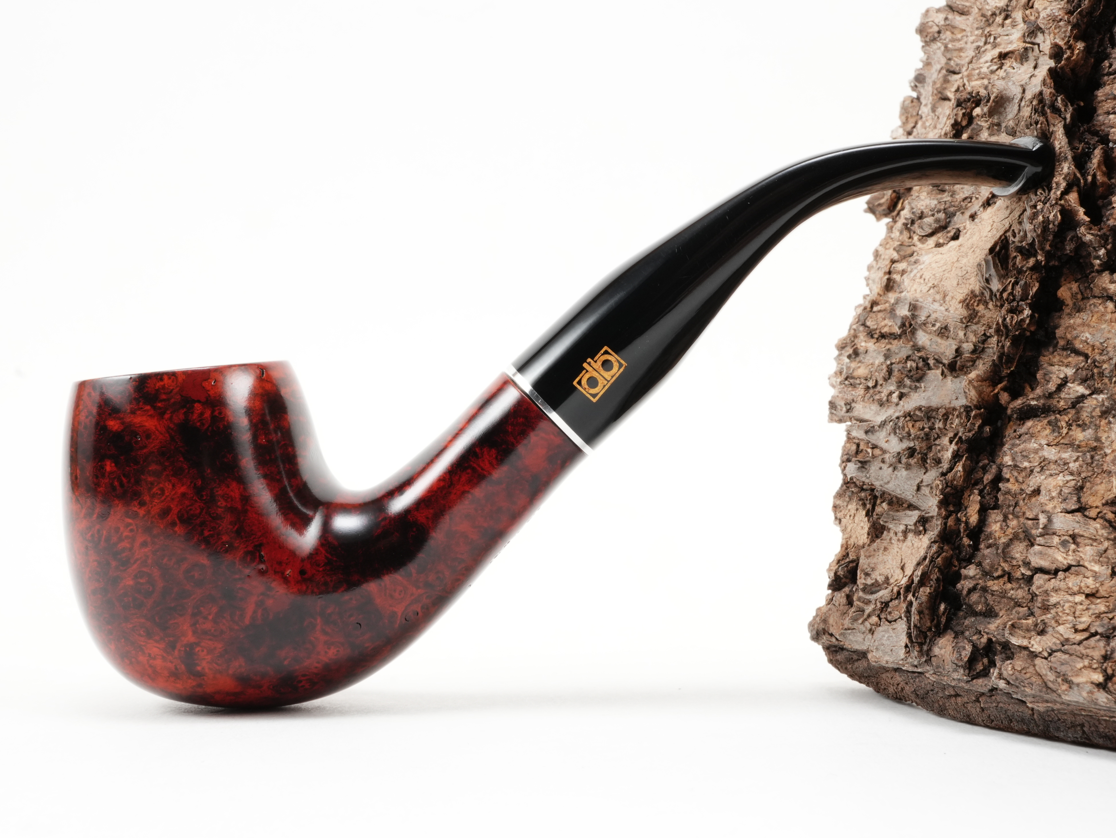 Seitenansicht der gebogenen db Design Berlin Rügen rot 040 Classic-Pfeife mit rot-schwarzer Bruyère-Maserung und goldenem db-Logo am Mundstück