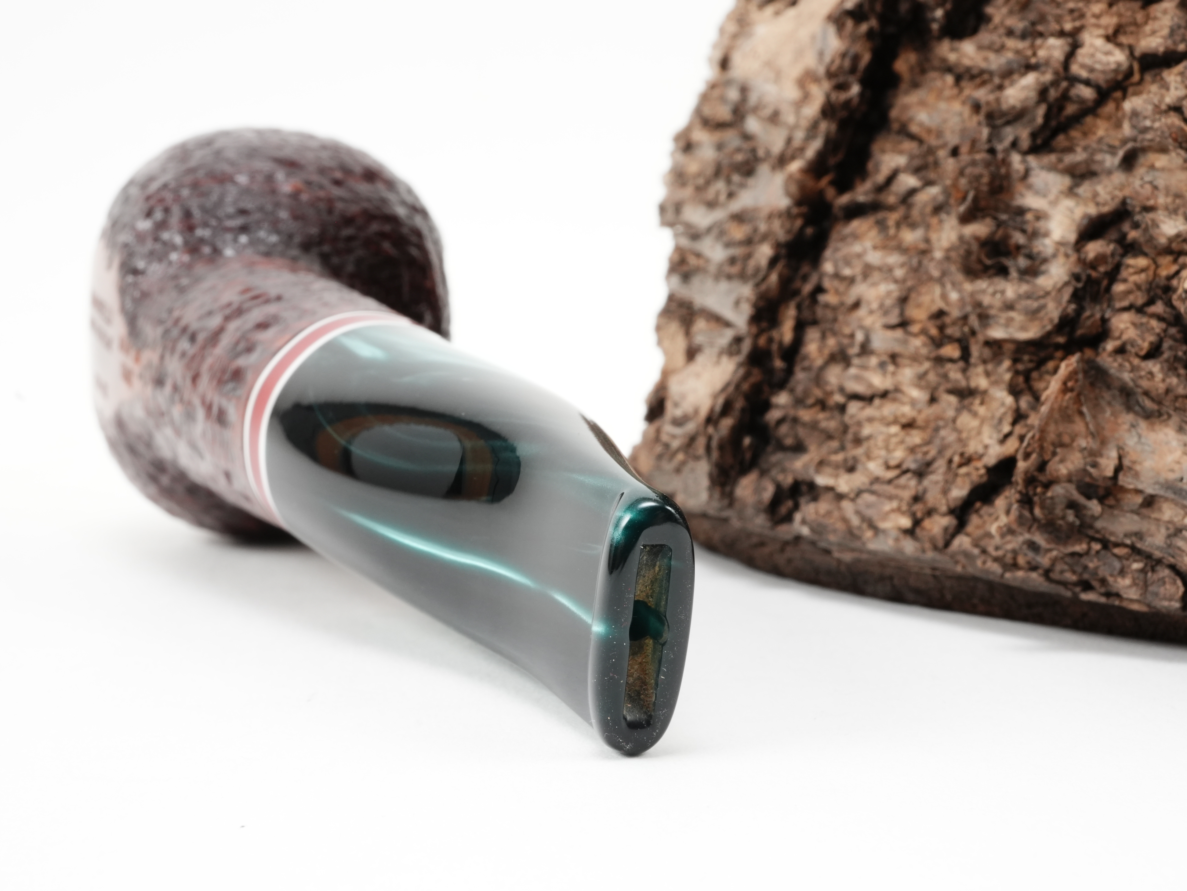 Nahaufnahme des gebogenen perlgrünen Acrylmundstücks der Savinelli Saint Nicholas 2026 320 KS Pfeife mit Bissstelle von hinten