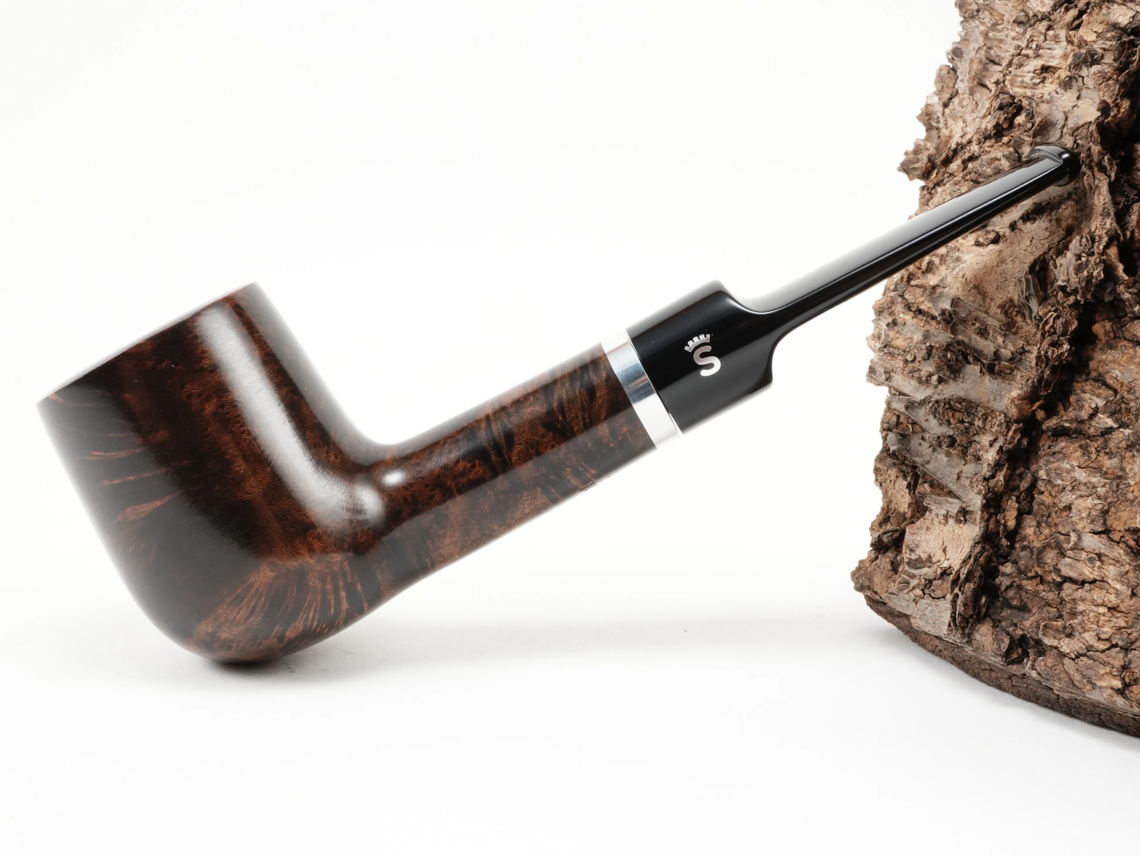 Seitenansicht der geraden Stanwell København 13 Billiard-Pfeife mit polierter brauner Oberfläche und silbernem Ring