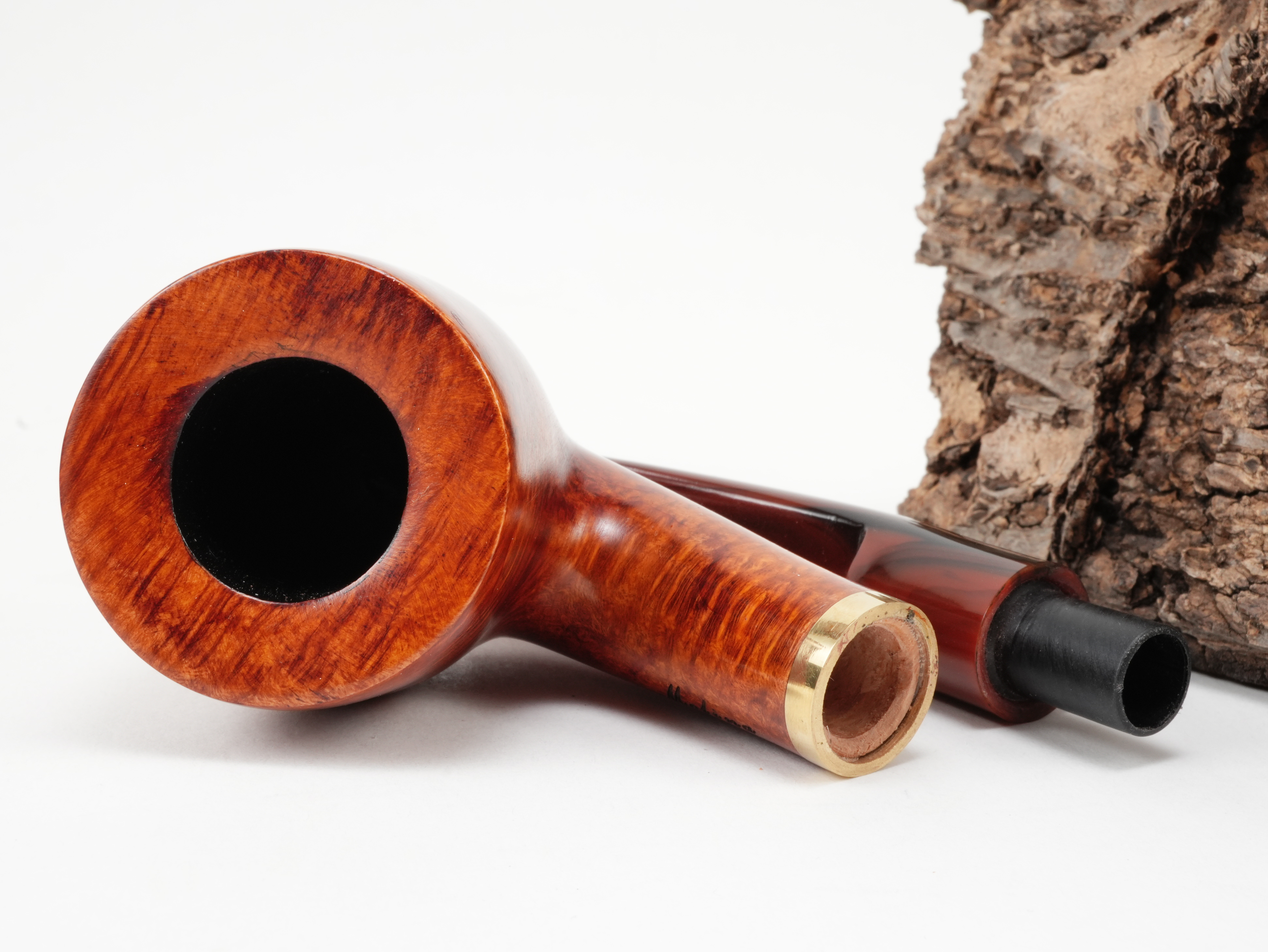 Sicht auf den Brennraum und das getrennte Mundstück der Tabakpfeife Molina Striato Terracotta Modell 13 aus terrakottafarbenem Bruyèreholz