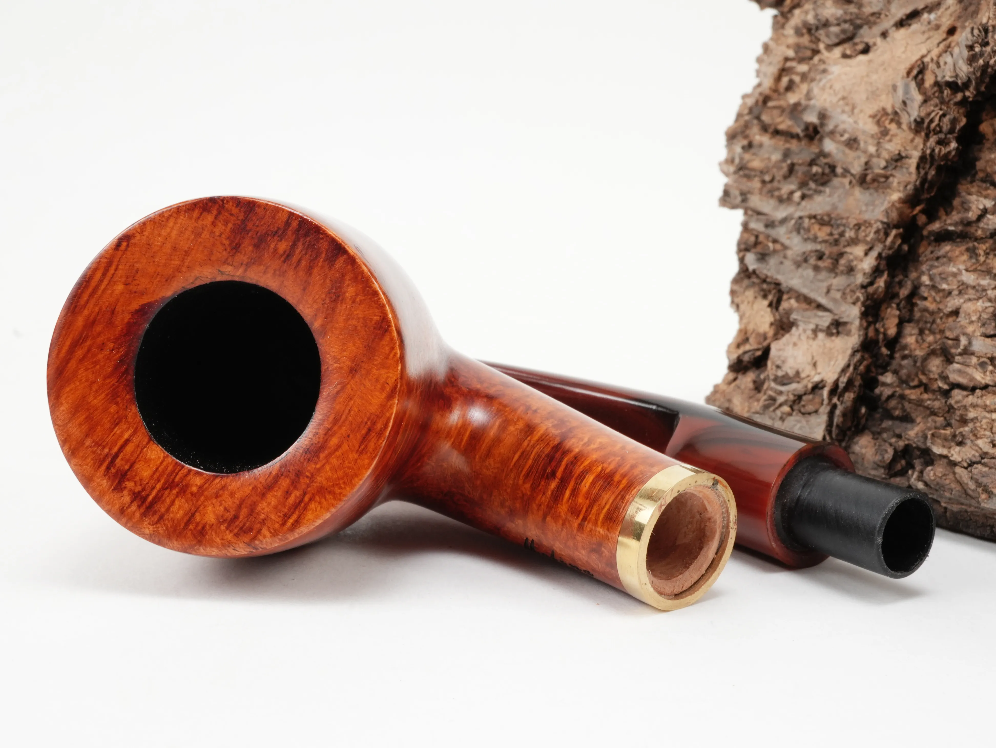 Sicht auf den Brennraum und das getrennte Mundstück der Tabakpfeife Molina Striato Terracotta Modell 13 aus terrakottafarbenem Bruyèreholz