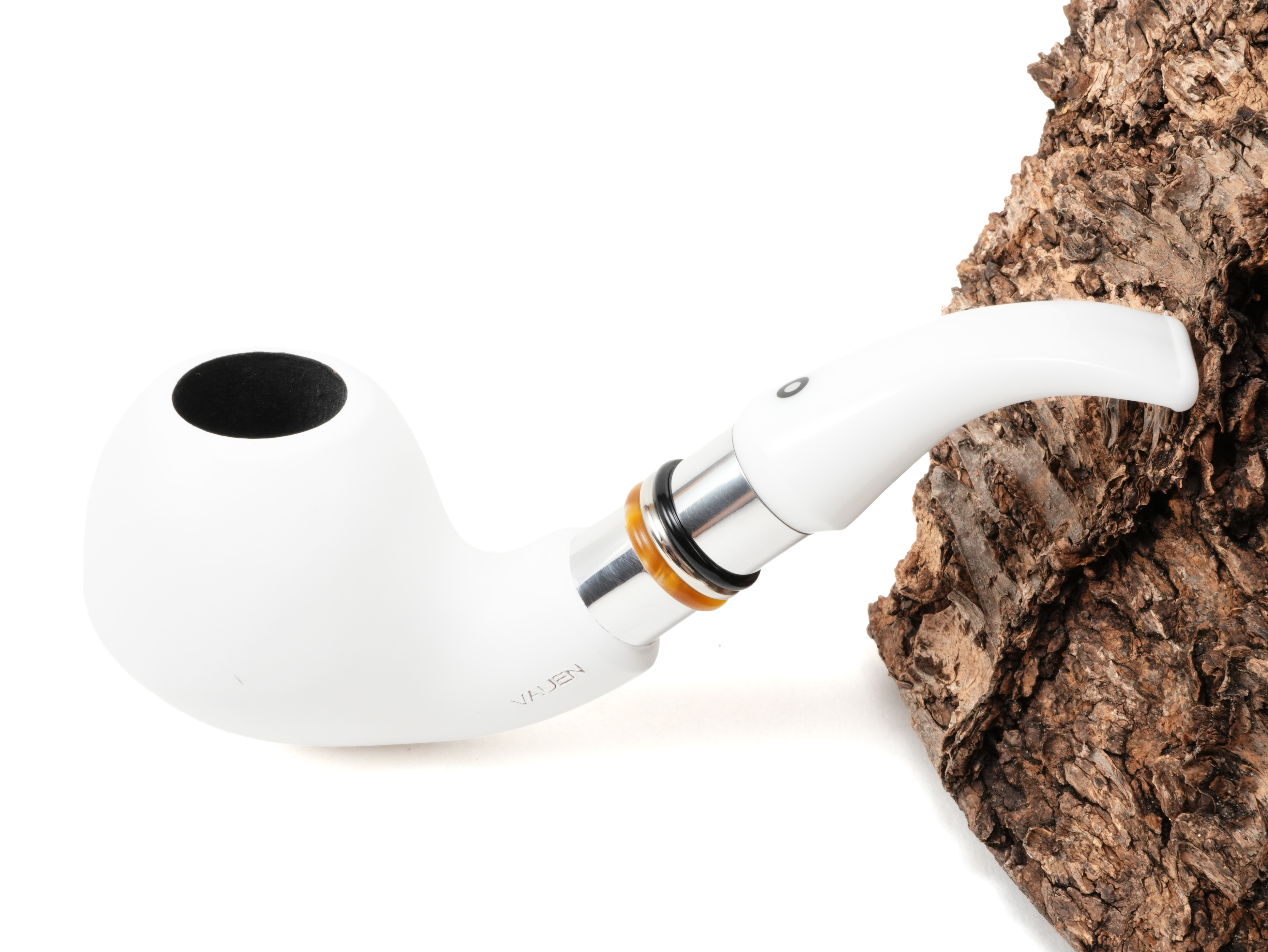 Weiße Vauen CAMBIA 215 Bent-Freestyle-Pfeife mit Aluminiumringen, farbigen Zierringen und weißem Acrylmundstück – Titelbild schräg von oben