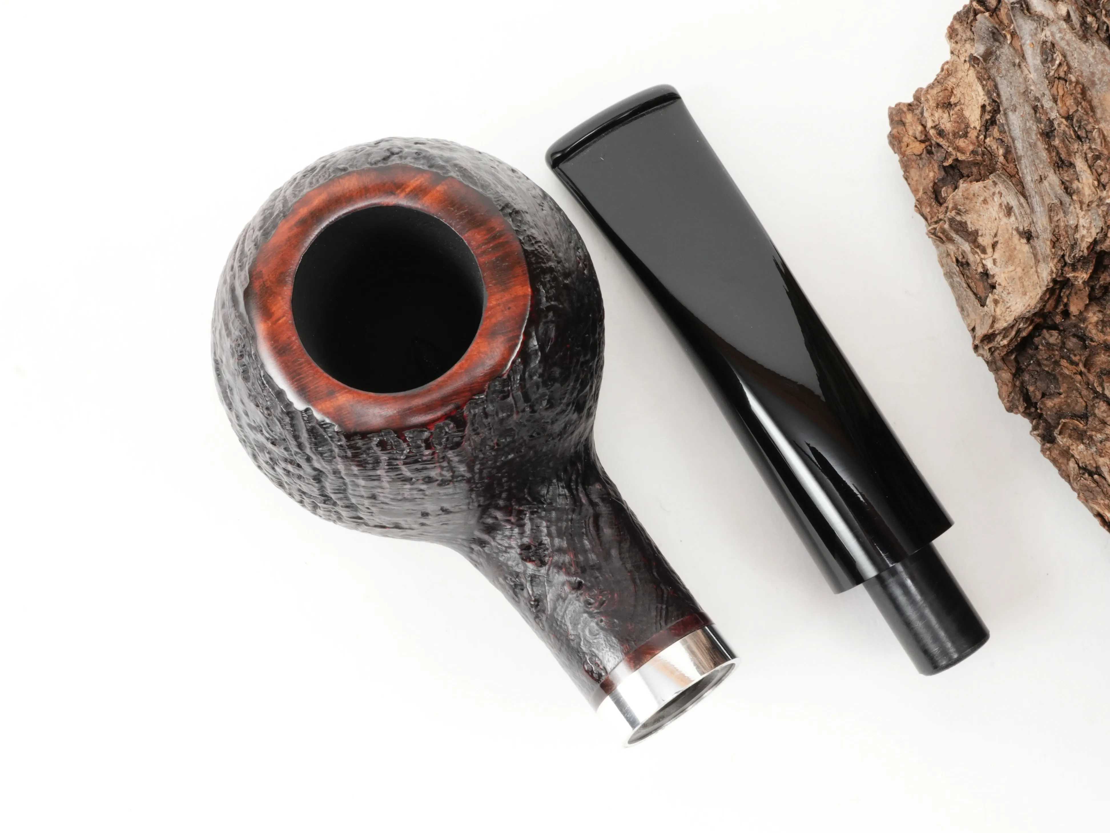 Draufsicht auf die zerlegte Stanwell København 109 Pfeife mit getrenntem Brandy-Pfeifenkopf und schwarzem Mundstück