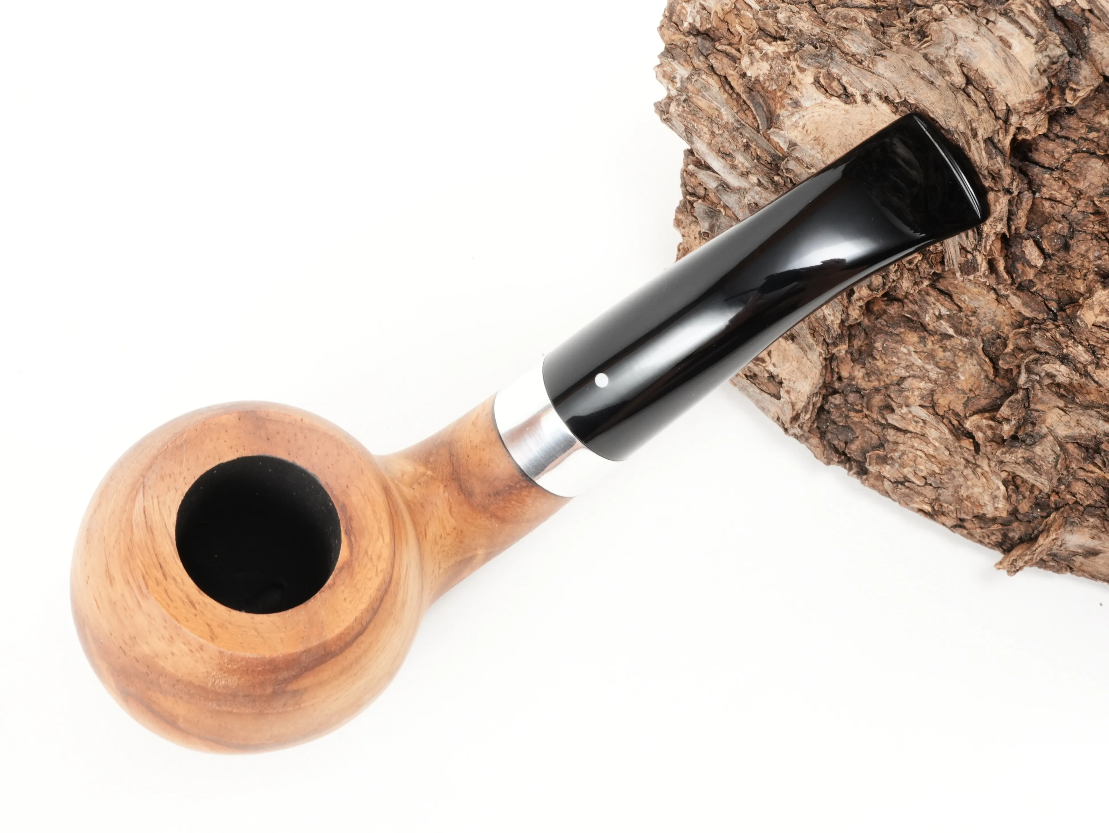 Stehende Vauen AMBA 119 Bent-Classic-Pfeife in der Draufsicht mit Blick in die Tabakkammer und auf das Amboina-Maserholz