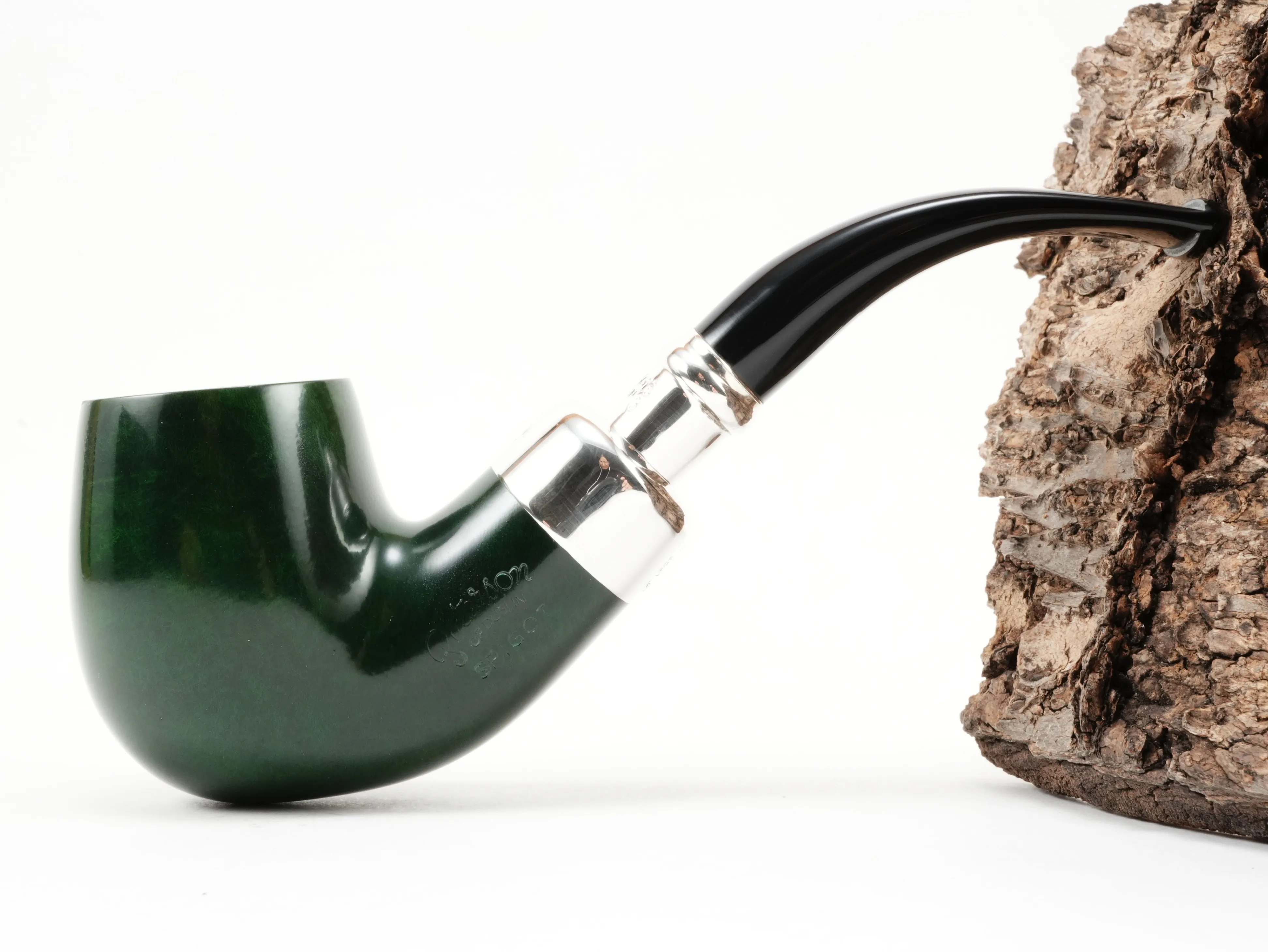 Seitenansicht der gebogenen Peterson Spigot Green XL90 Classic-Pfeife mit glatter grüner Bruyère-Oberfläche und glänzendem Spigot-Silberring