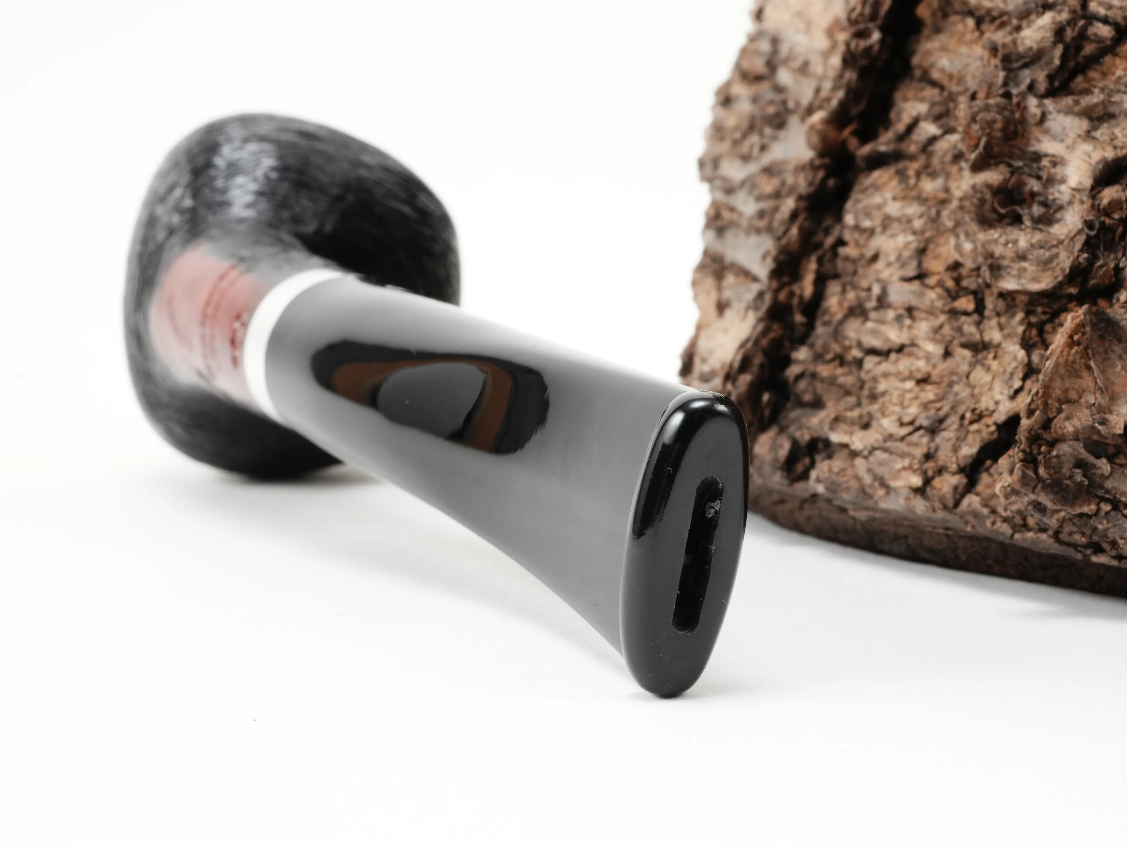 Nahaufnahme des leicht gebogenen schwarzen Acrylmundstücks der Stanwell København Brushed 109 Pfeife mit Bissstelle von hinten