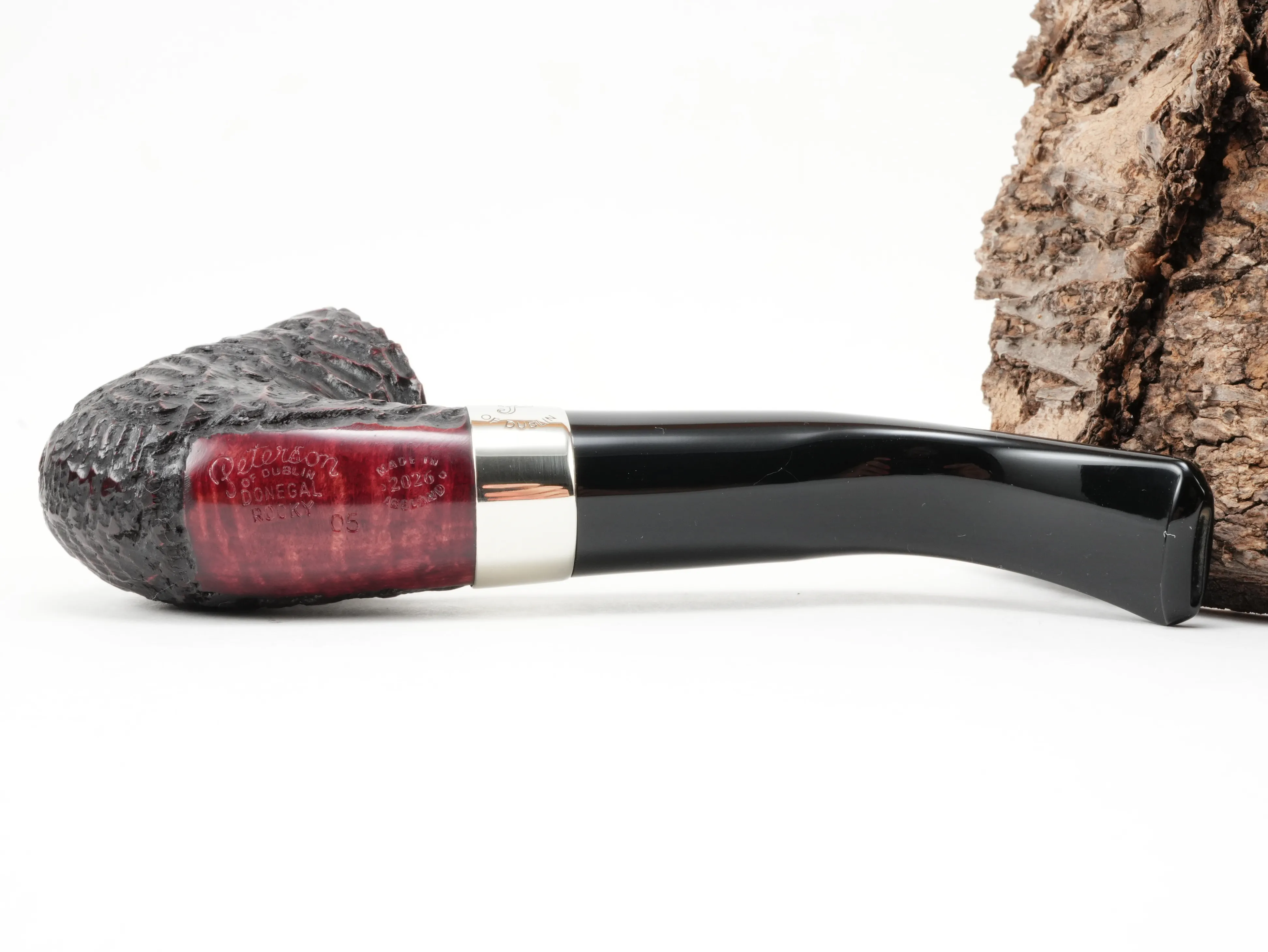 Unterseite der Peterson Donegal Rocky 05 mit glattem rotem Holzfeld, Stempelung und Nickelring
