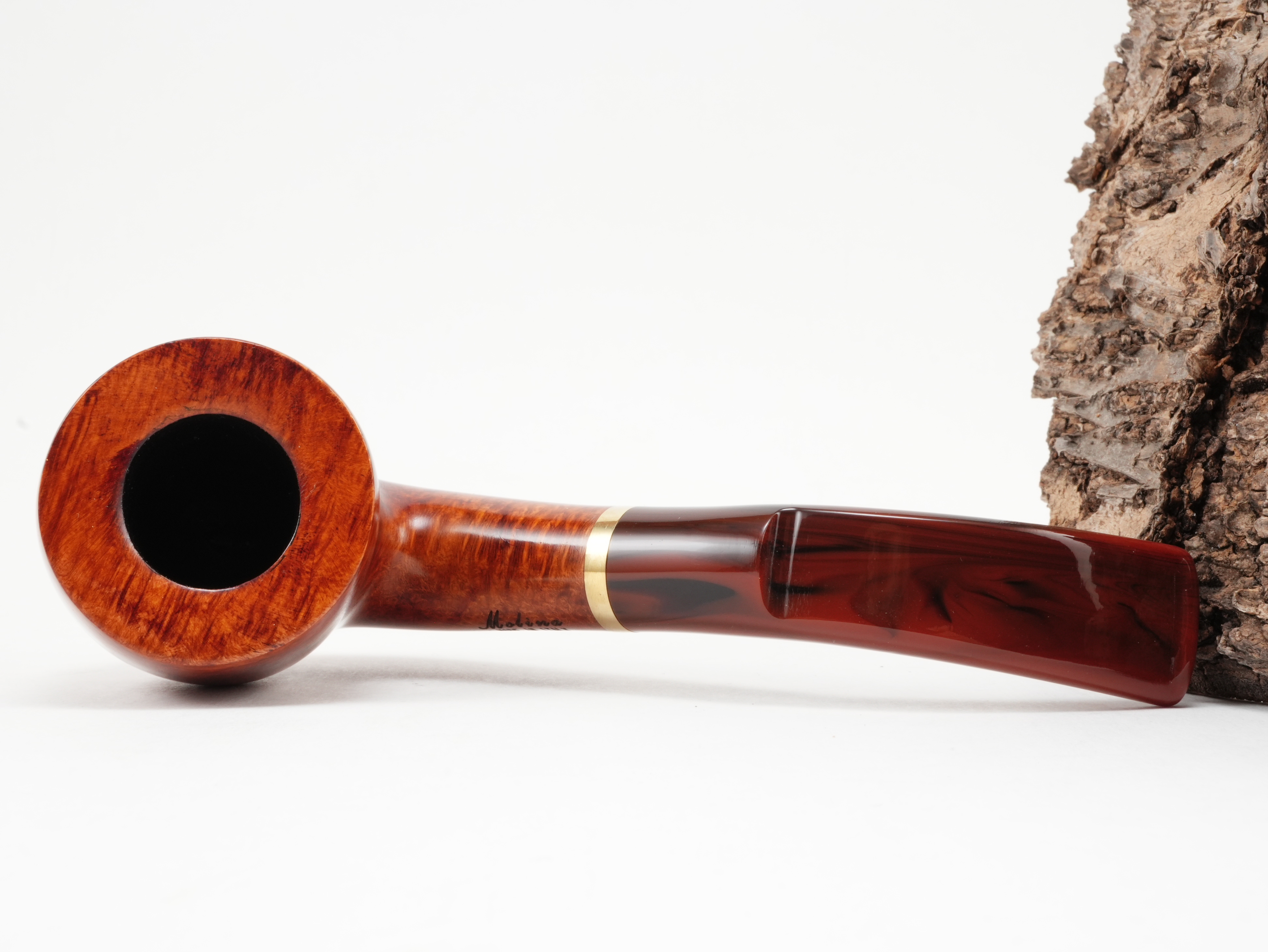 Sicht auf den Brennraum und Mundstück der Tabakpfeife Molina Striato Terracotta Modell 13 aus terrakottafarbenem Bruyèreholz