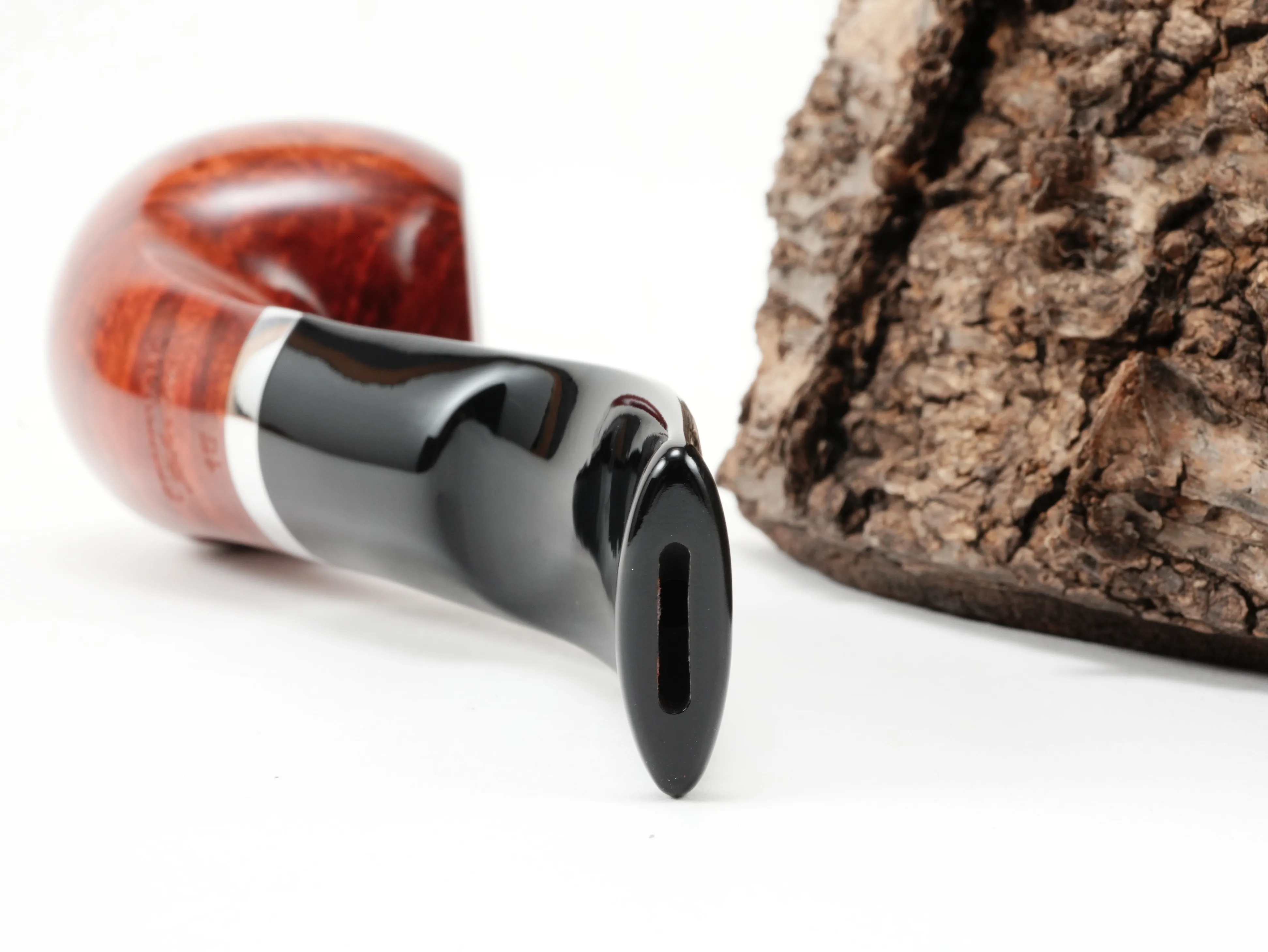 Nahaufnahme des gebogenen schwarzen Acrylmundstücks der Stanwell København Terracotta 15 Pfeife mit Bissstelle von hinten