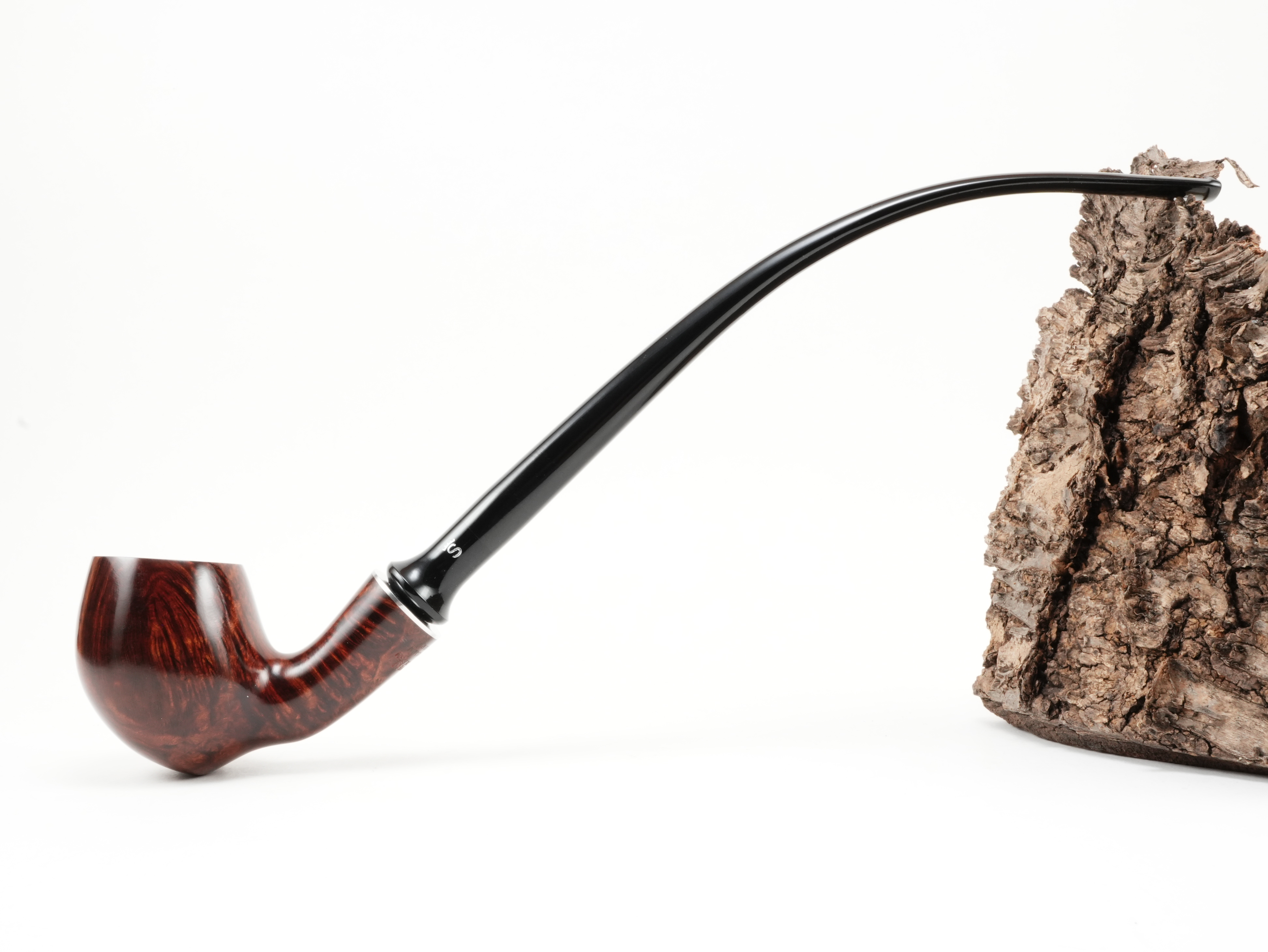 Seitenansicht der Stanwell H.C. Andersen Braun 7 Lesepfeife in voller Länge mit langem gebogenem Ebonitmundstück