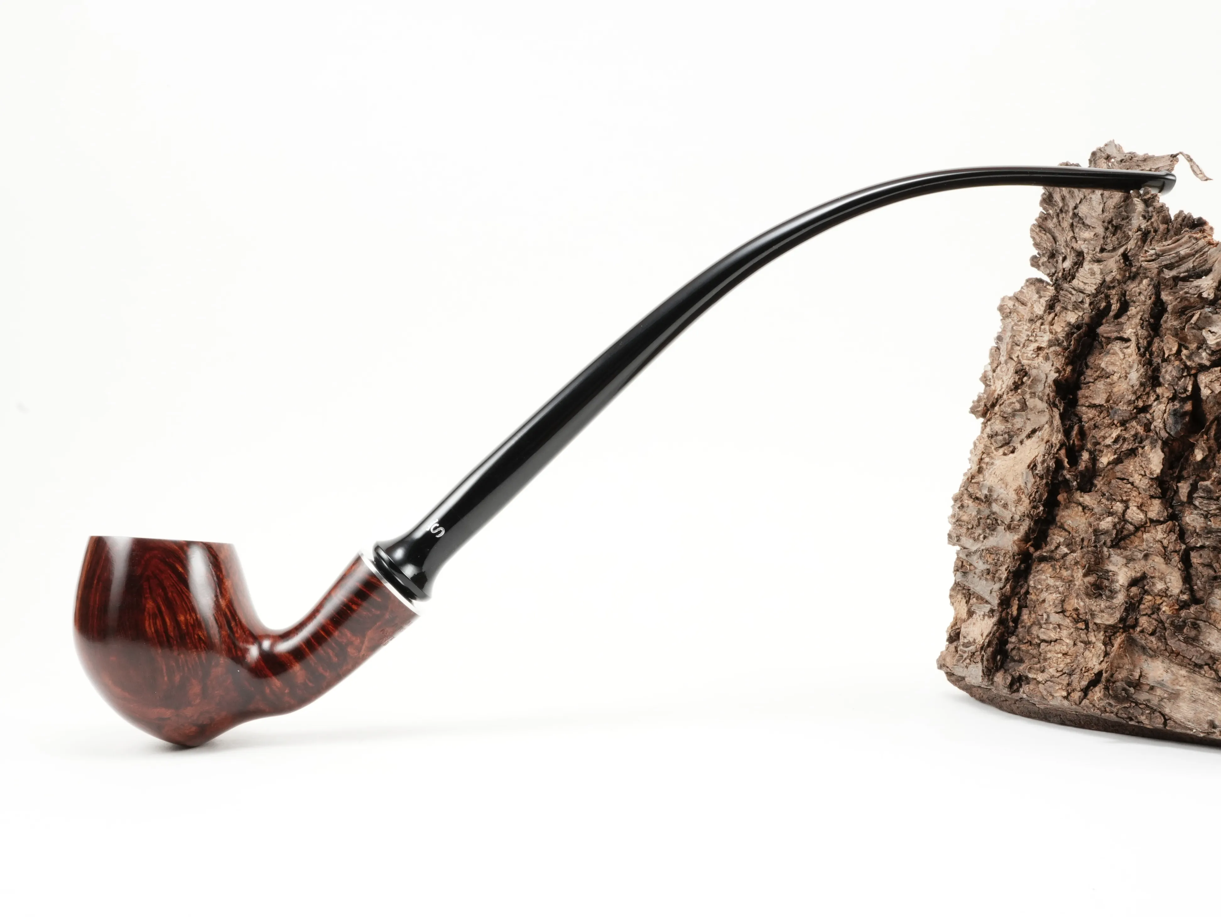 Seitenansicht der Stanwell H.C. Andersen Braun 7 Lesepfeife in voller Länge mit langem gebogenem Ebonitmundstück