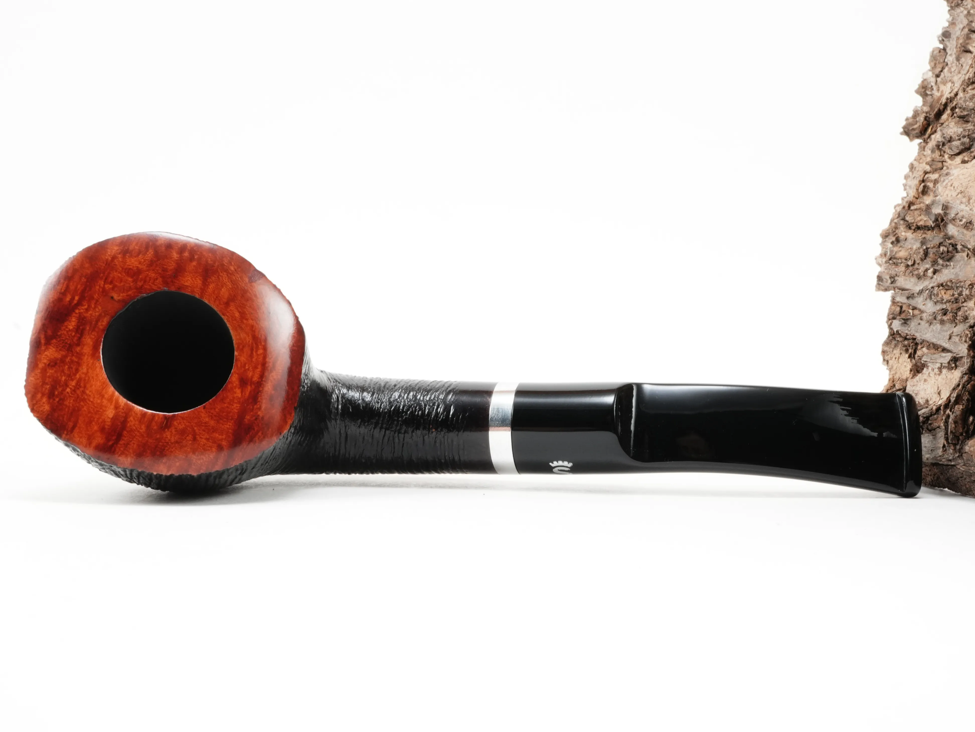Flache Draufsicht auf die liegende Stanwell København Brushed 409 Pfeife mit Fokus auf den schwarz gebürsteten Pfeifenkopf
