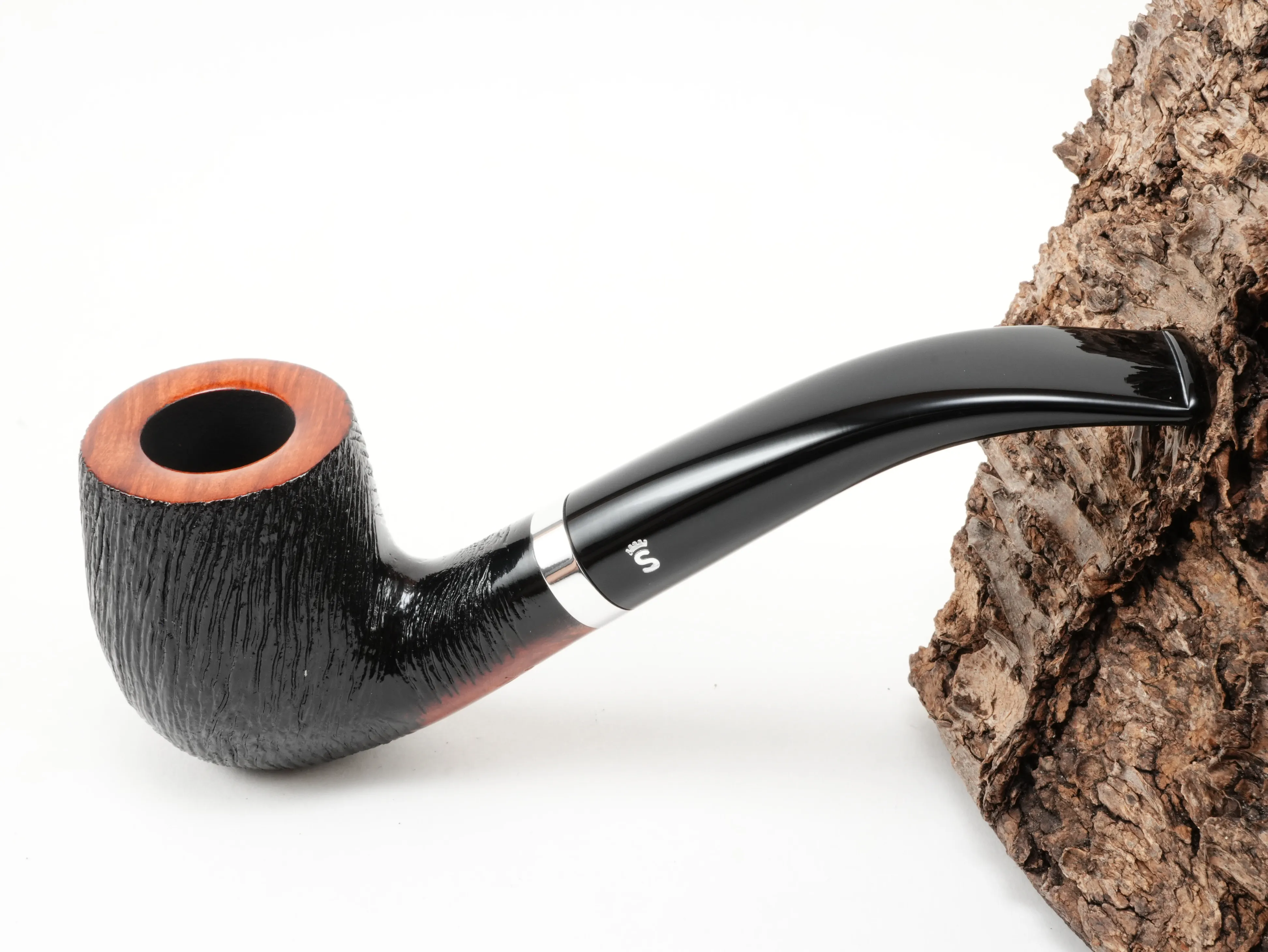 Schwarz gebürstete rustizierte Stanwell København Brushed 246 Pfeife Bent Classic mit rötlichem Kopfrand und Aluminiumring – Titelbild schräg von oben