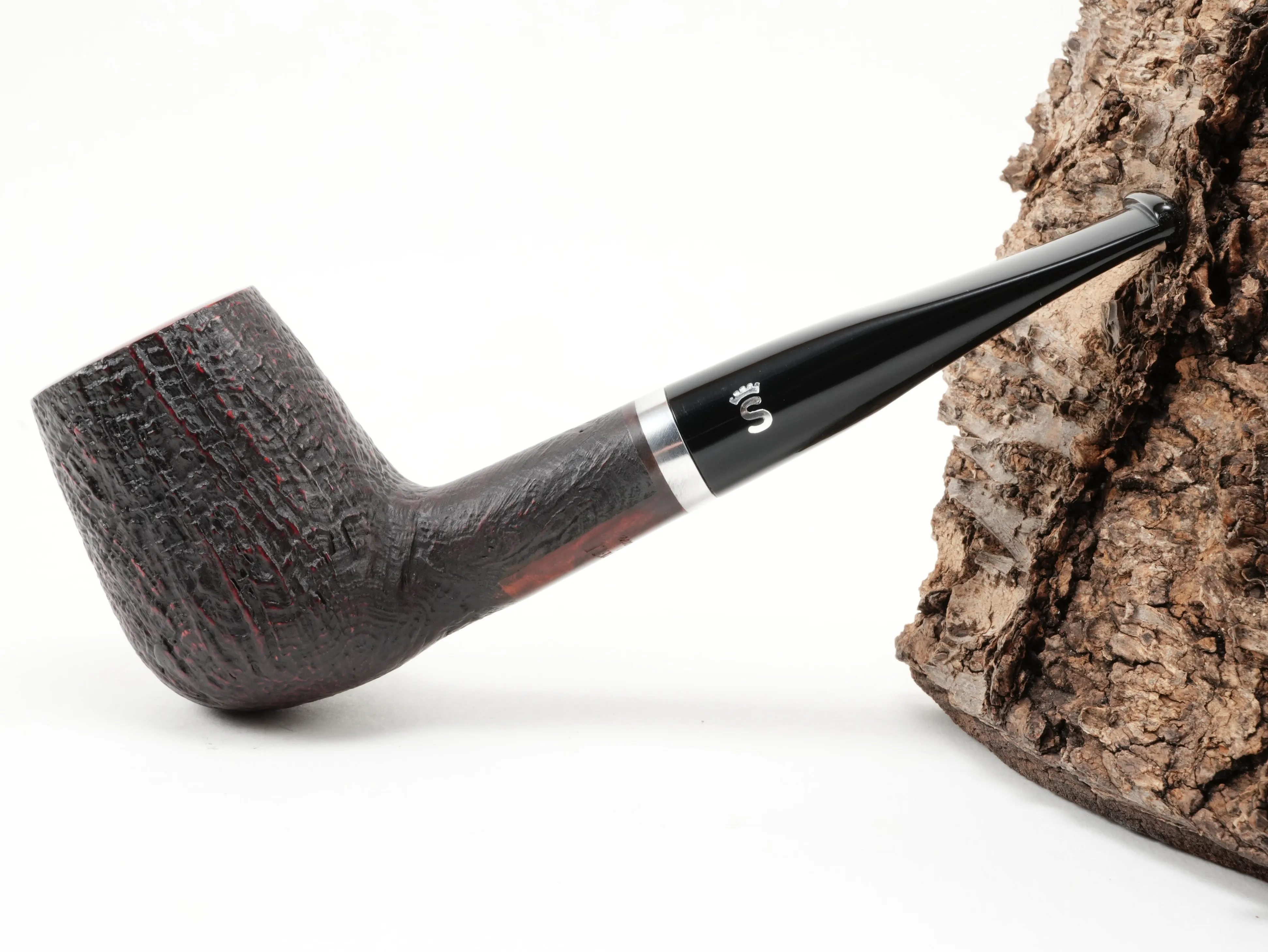 Seitenansicht der geraden Stanwell København 12 Billiard-Pfeife mit sandgestrahlter Oberfläche und silbernem Ring