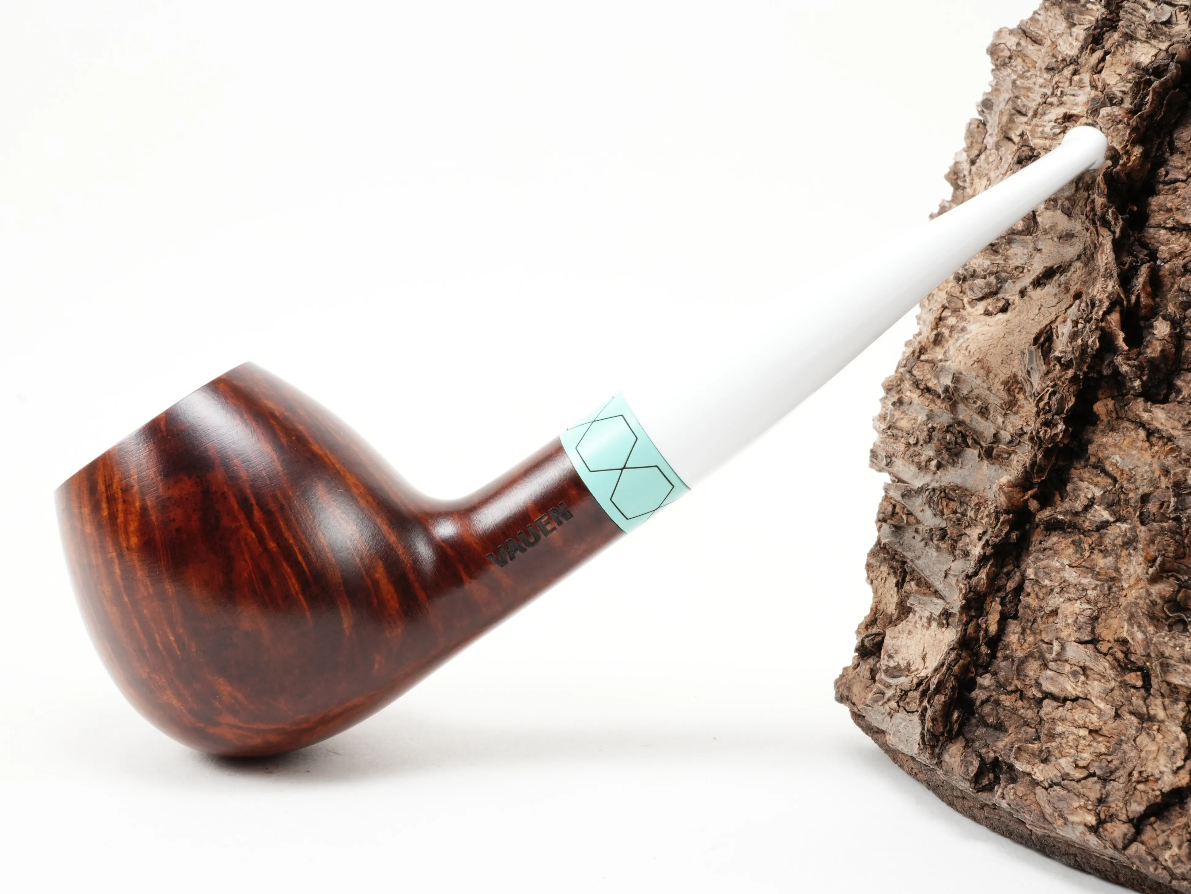 Seitenansicht der geraden Vauen VELA 2431 Brandy-Pfeife mit Vauen-Stempel am linken Holm, türkisgrünem Zierring und warm glänzendem Bruyèreholz