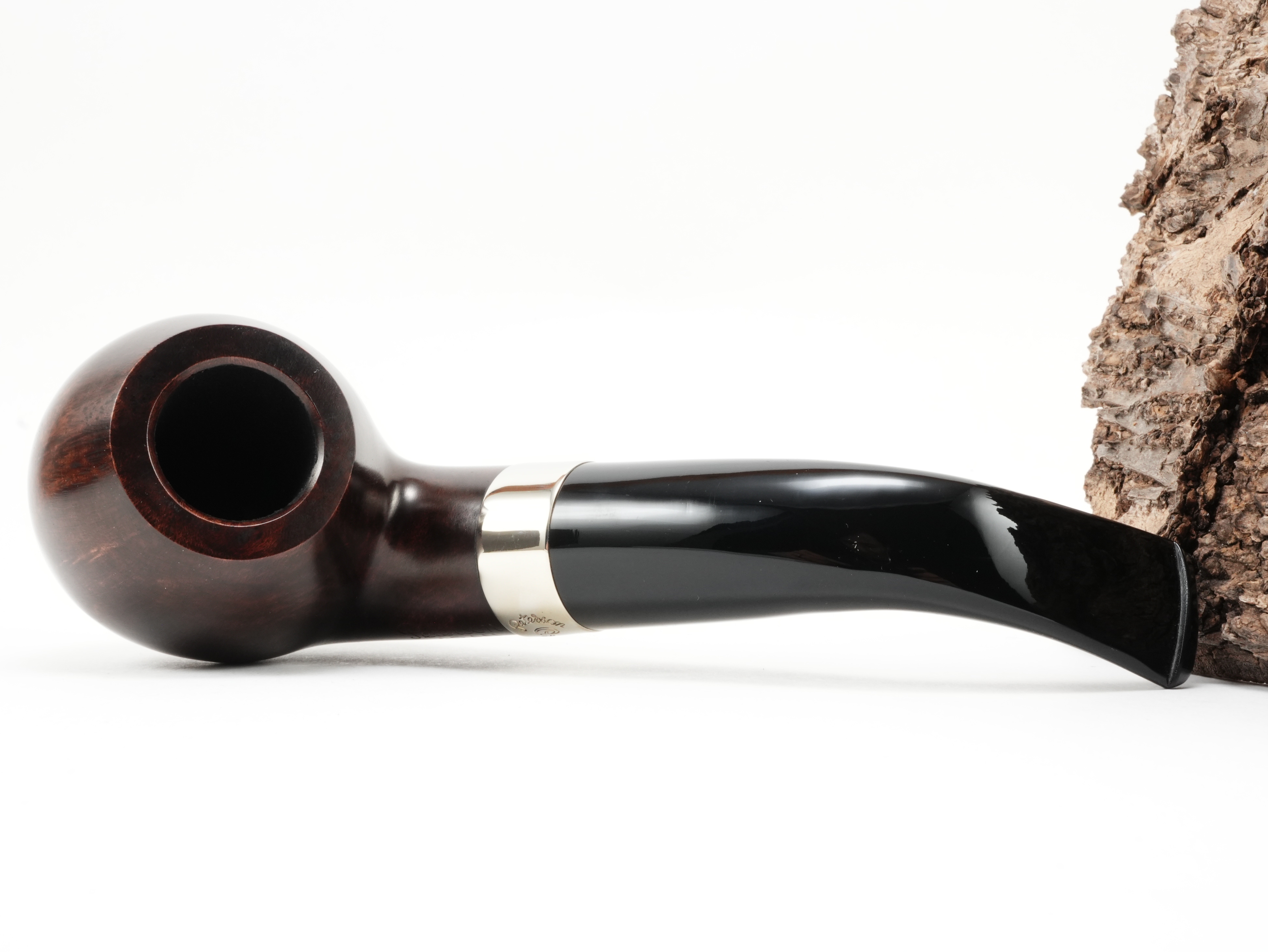 Flache Draufsicht auf die liegende Peterson Aran XL02 Nickel Pfeife mit Blick auf den abgerundeten dunkelbraunen Tomato-Pfeifenkopf