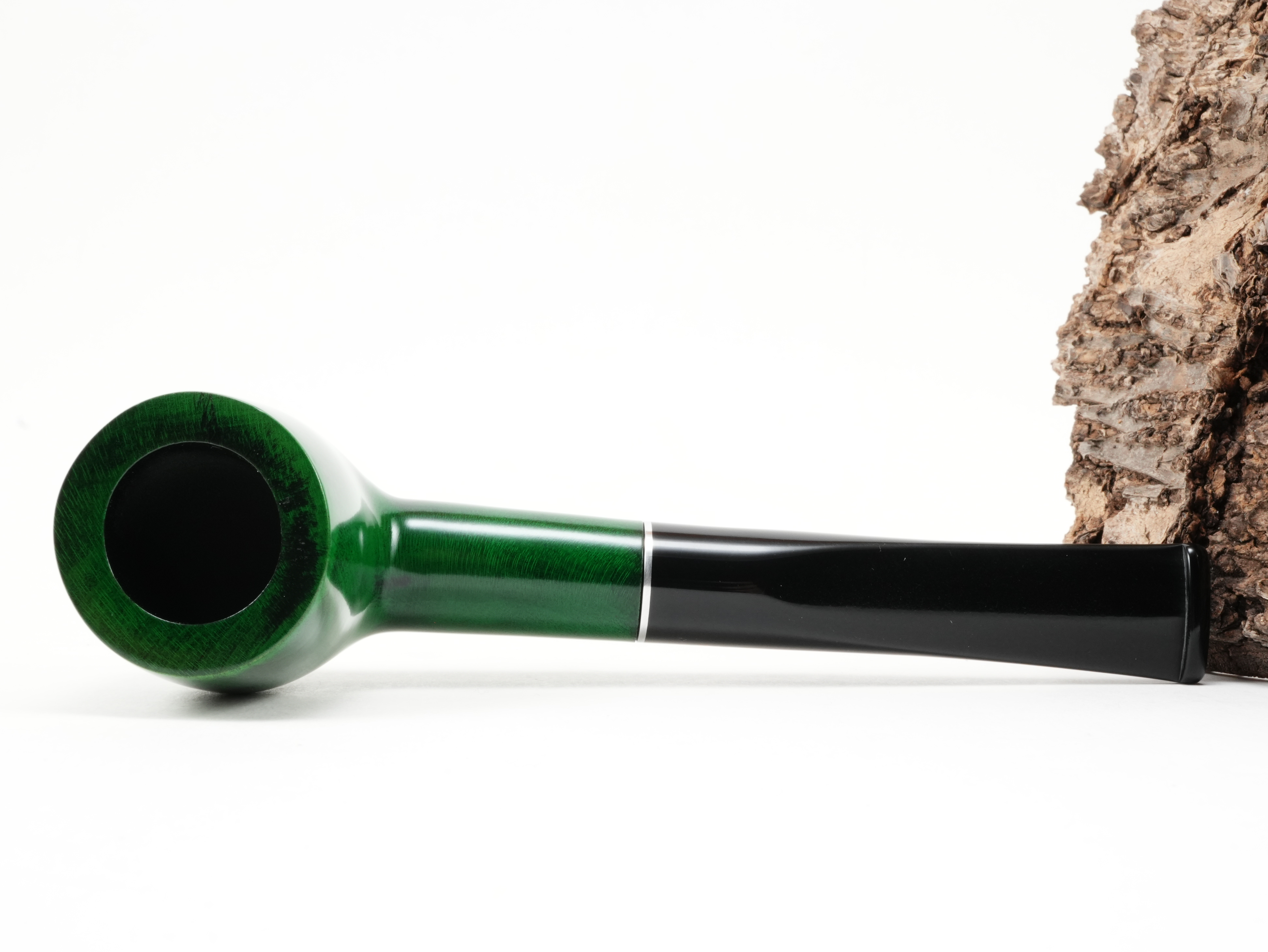 Flache Draufsicht auf die liegende db Design Berlin Rügen grün 045/45 Pfeife mit Blick auf den grün-schwarz geölten Billiard-Pfeifenkopf
