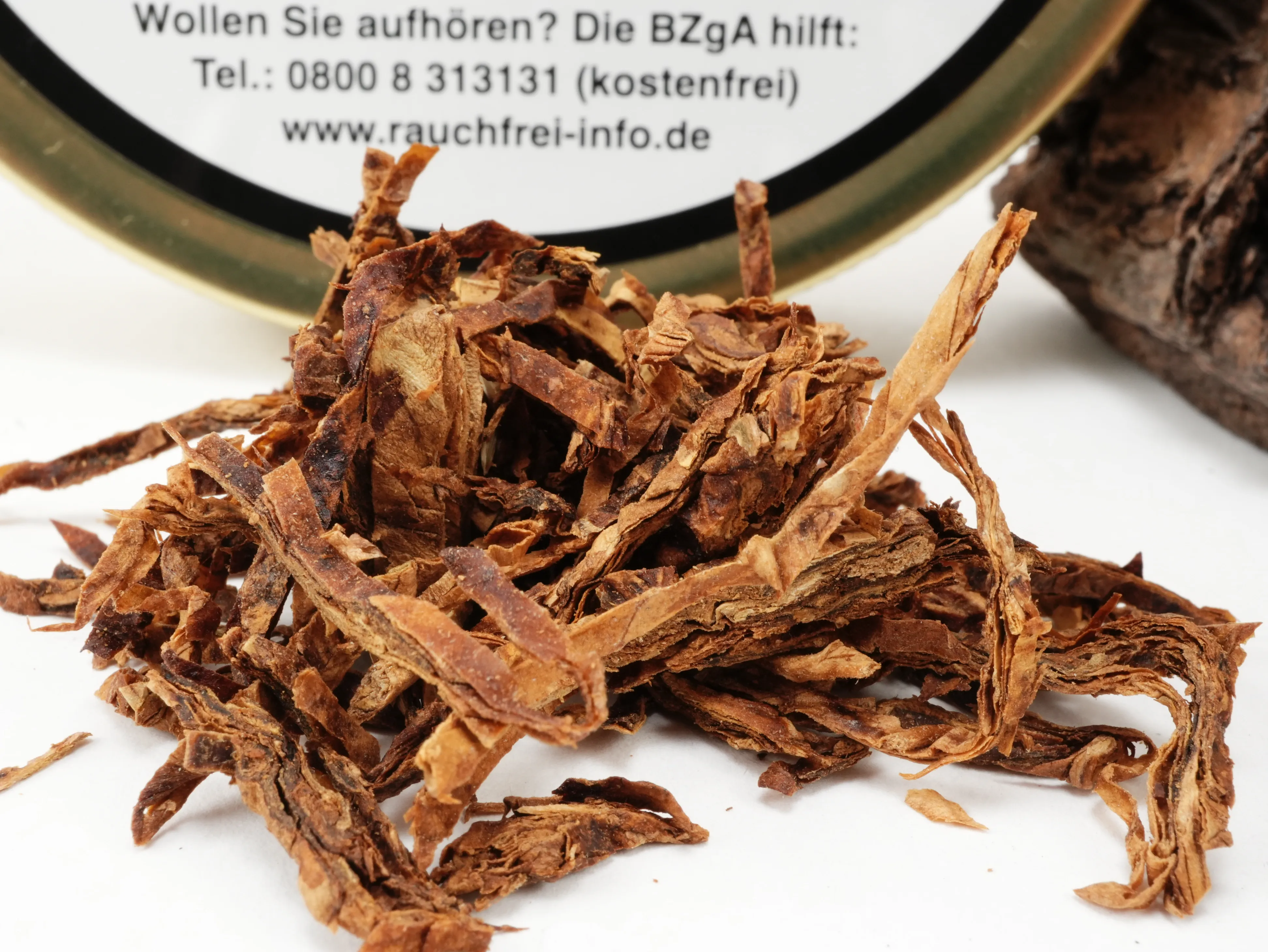 Nahaufnahme der natursüßen Ready-Rubbed-Virginia-Mischung des DTM The Manager Pfeifentabaks