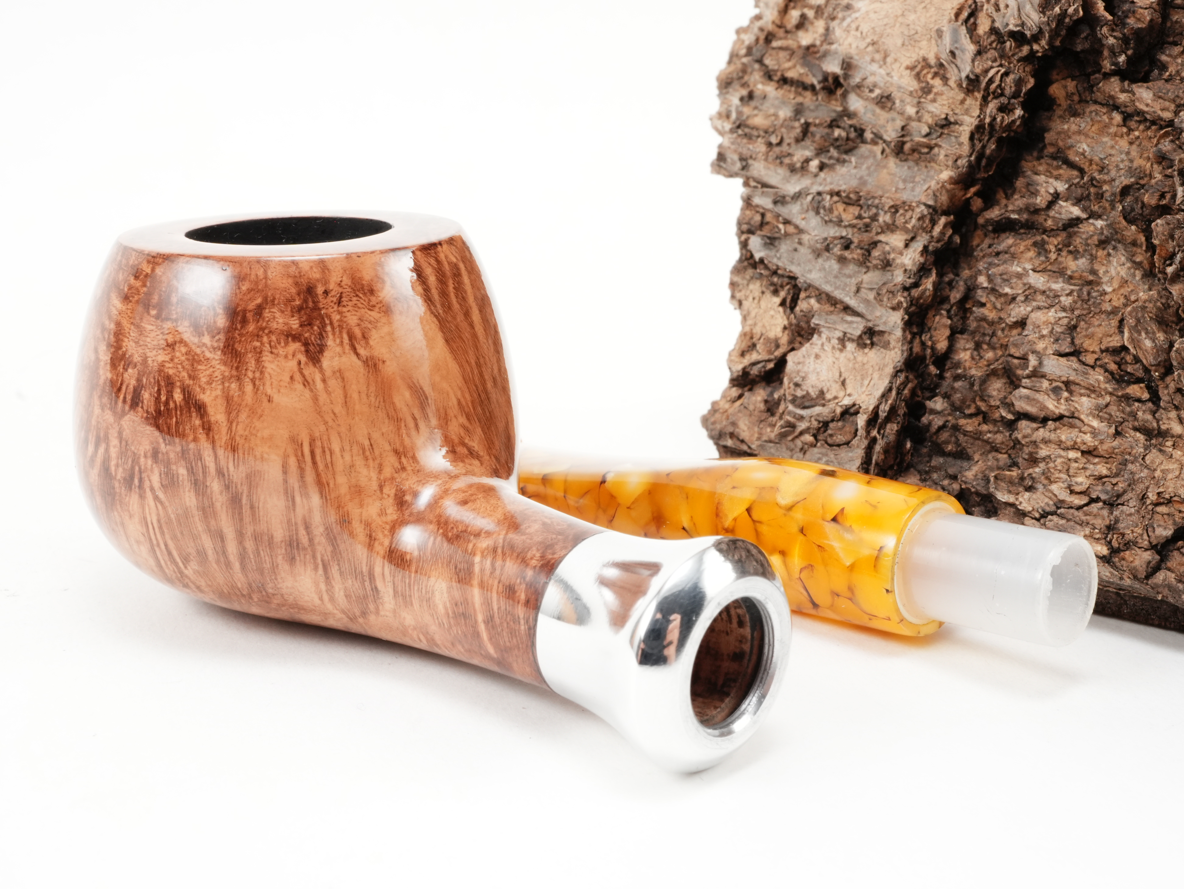 Zerlegte db Design Berlin Baltic Amber II 034 Pfeife mit Blick auf die 9mm Filterbohrung, den Metallring und den Zapfen des bernsteinfarbenen Mundstücks
