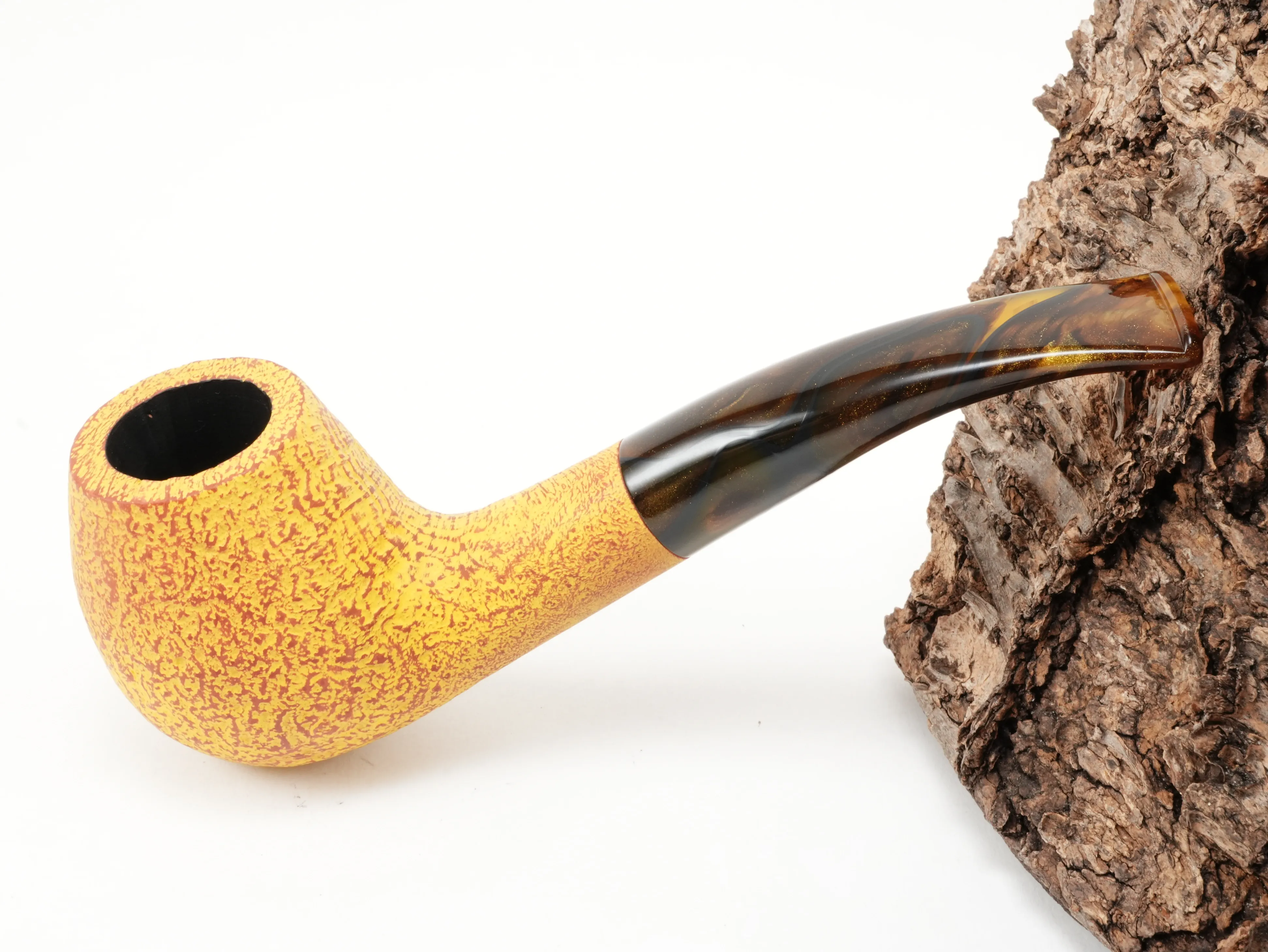 Gelbe Vauen SAVANNA 5061 Half-Bent-Classic-Pfeife mit sandgestrahlter Oberfläche und meliertem Mundstück – Titelbild schräg von oben
