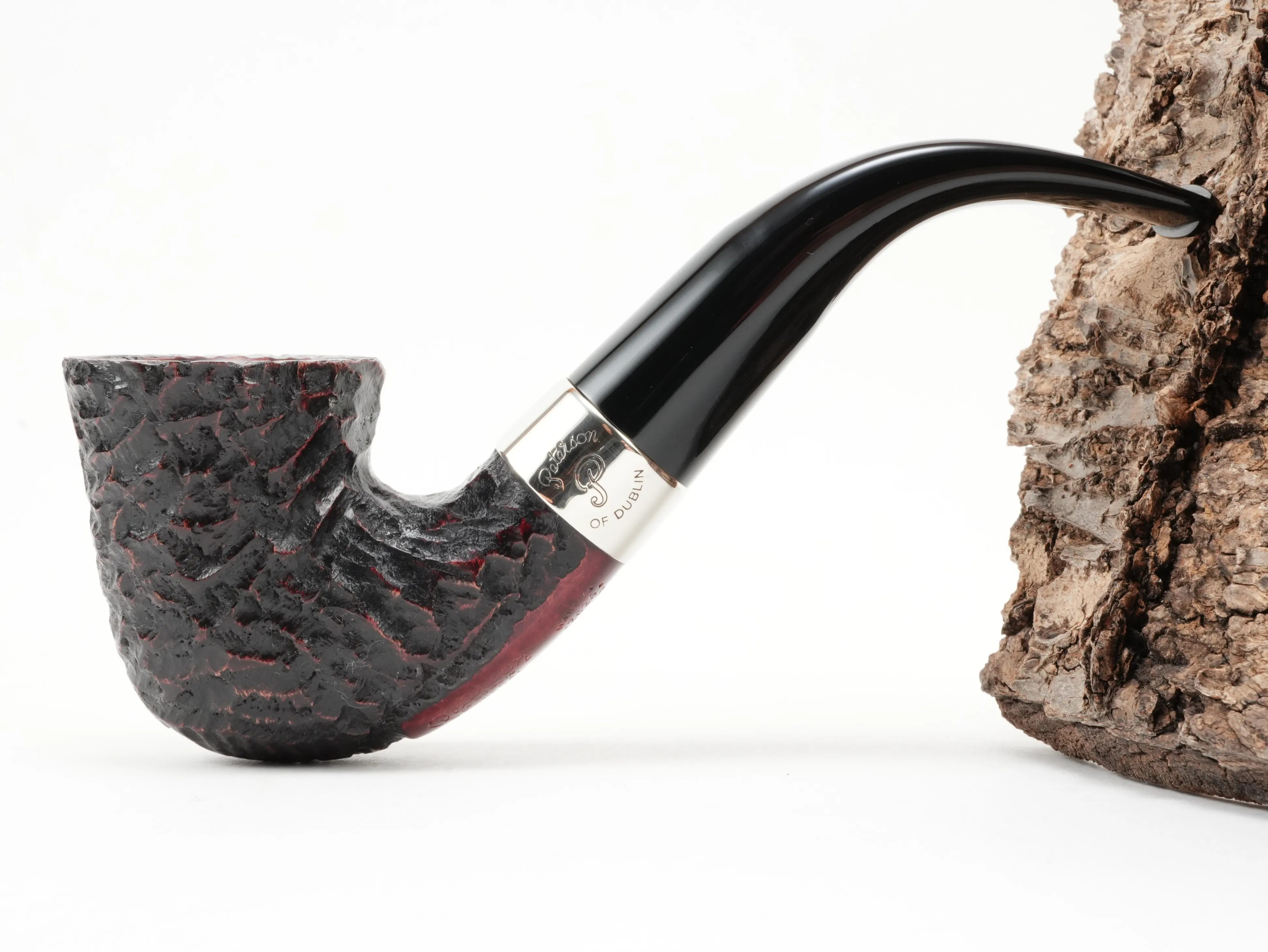 Seitenansicht der stark gebogenen Peterson Donegal Rocky 05 Bent-Pfeife mit rötlich-brauner Rustizierung