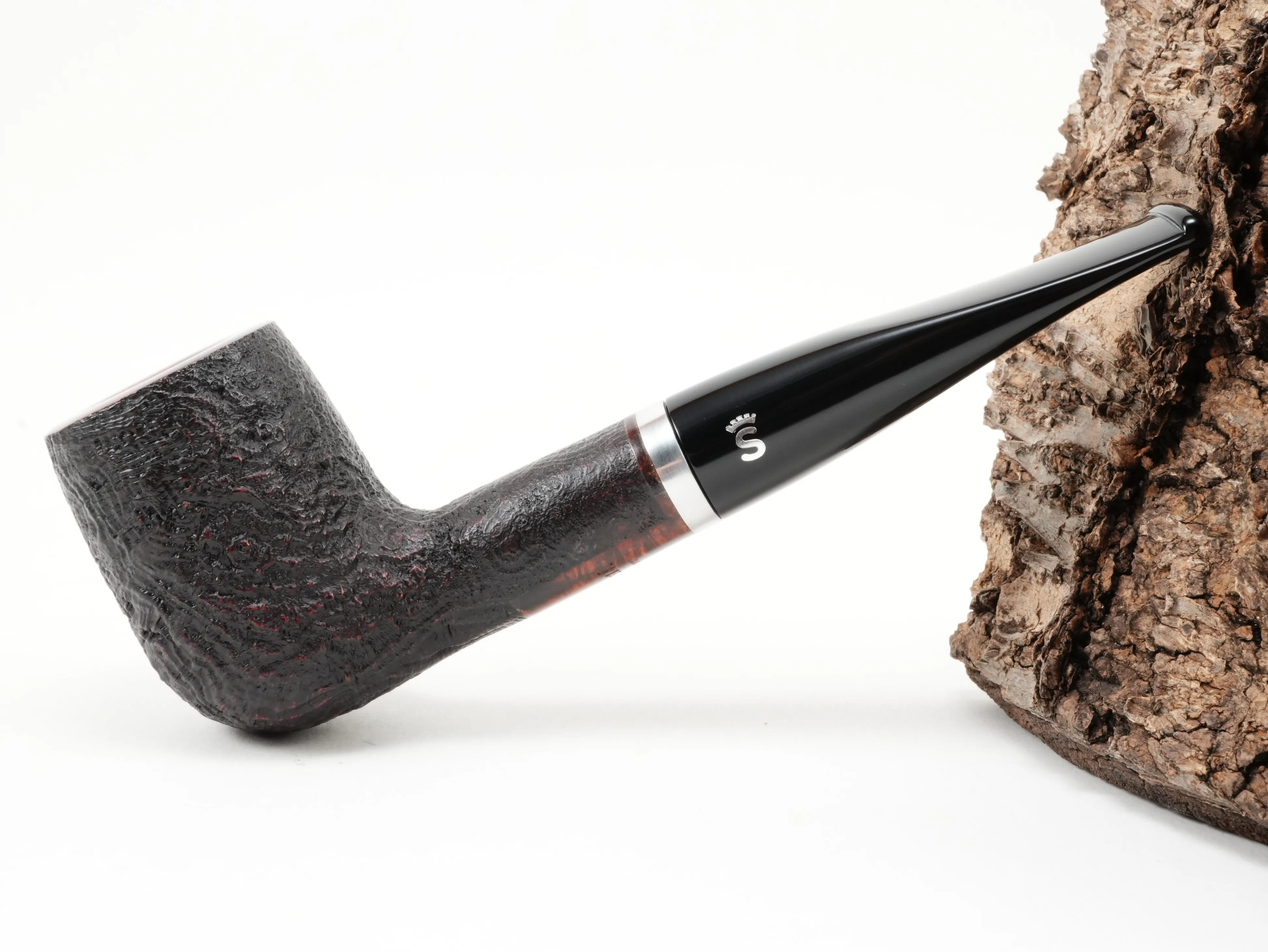 Seitenansicht der geraden Stanwell København 88 Billiard-Pfeife mit sandgestrahlter Oberfläche und silbernem Ring