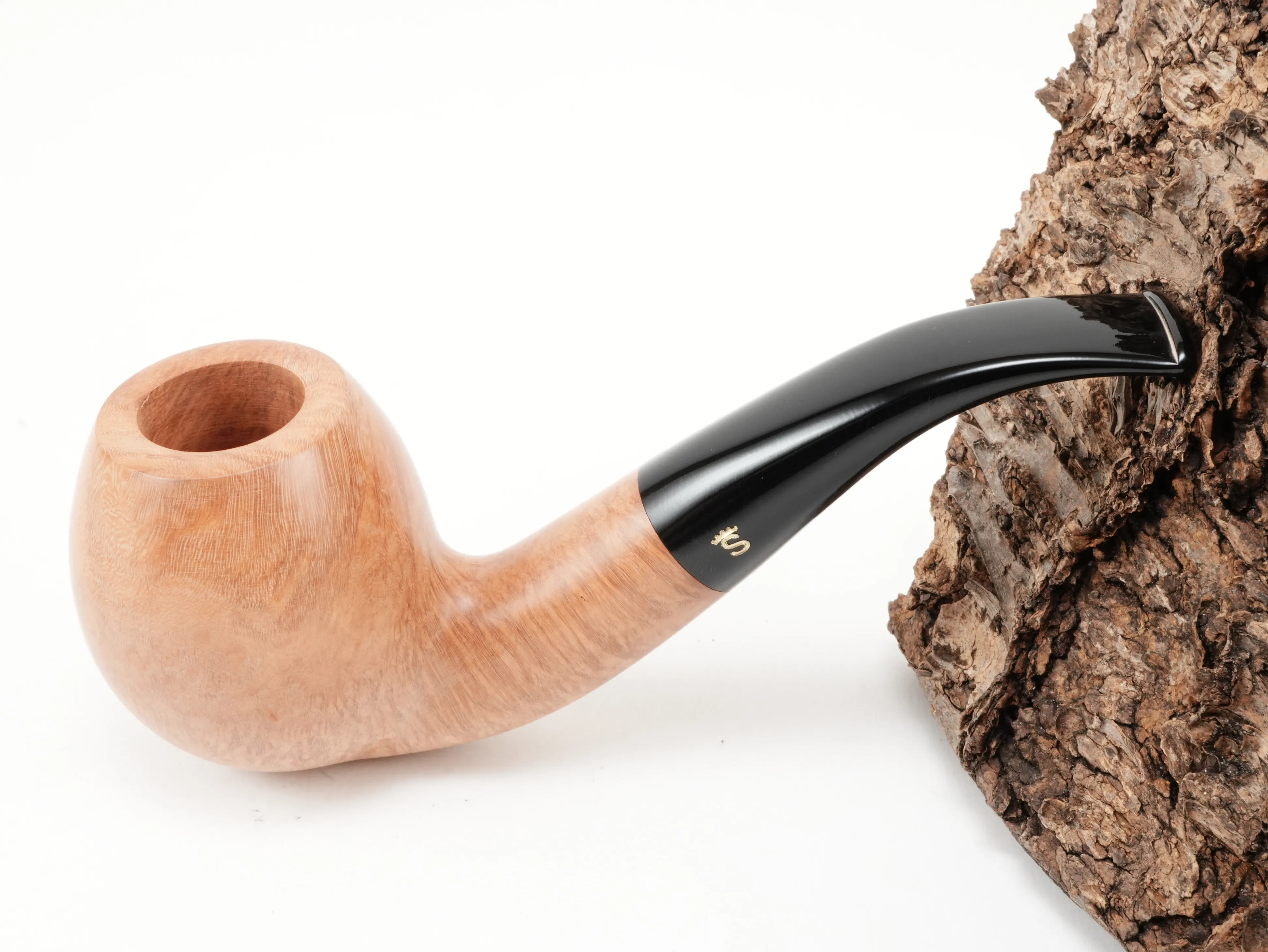 Stanwell Authentic Natural Shape 185 gebogene Pfeife aus hellem naturbelassenem Bruyère mit Stanwell-Logo am Mundstück – Titelbild schräg von oben