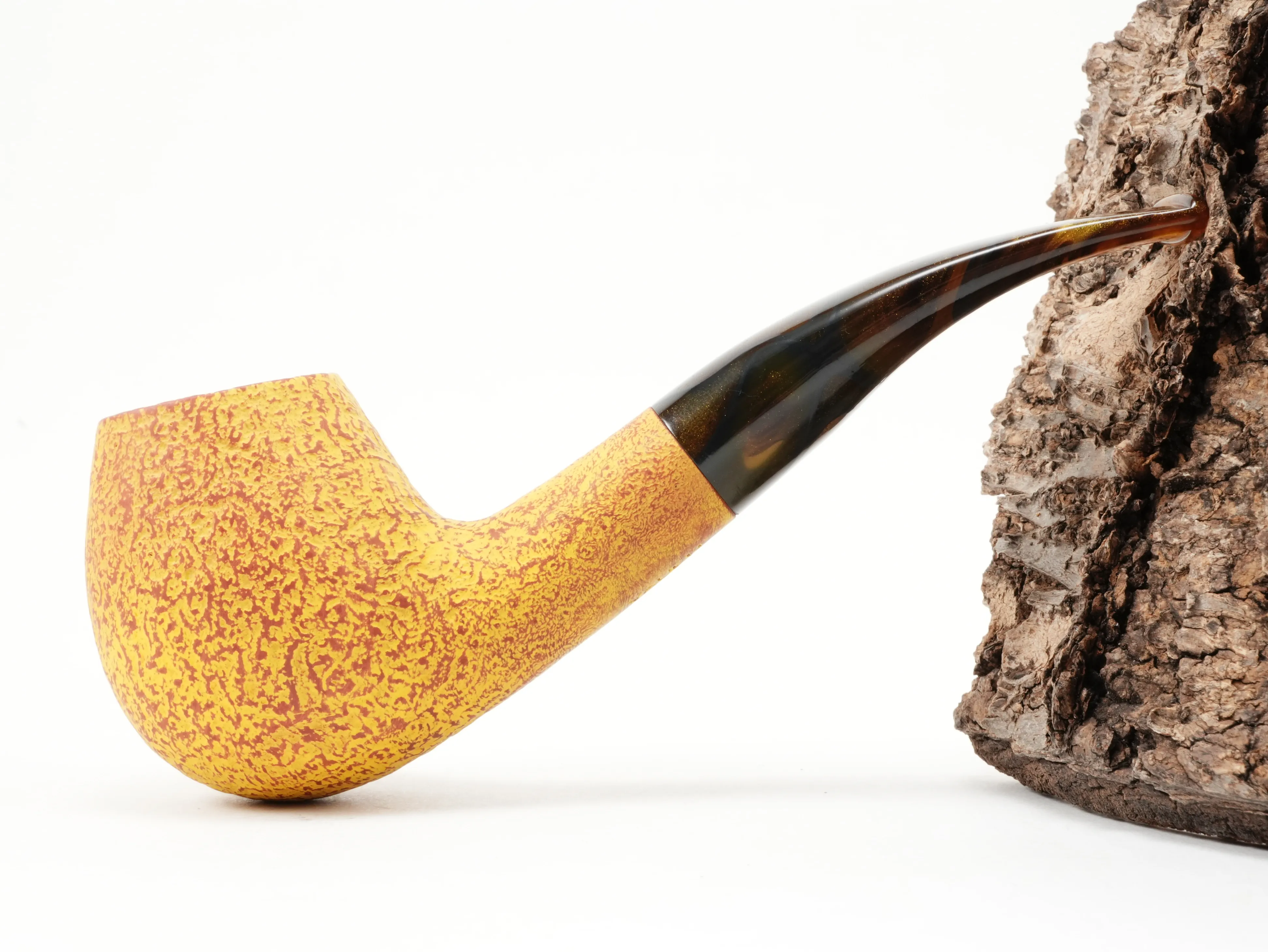 Seitenansicht der gebogenen Vauen SAVANNA 5061 Classic-Pfeife in sonnig-gelbem sandgestrahltem Finish
