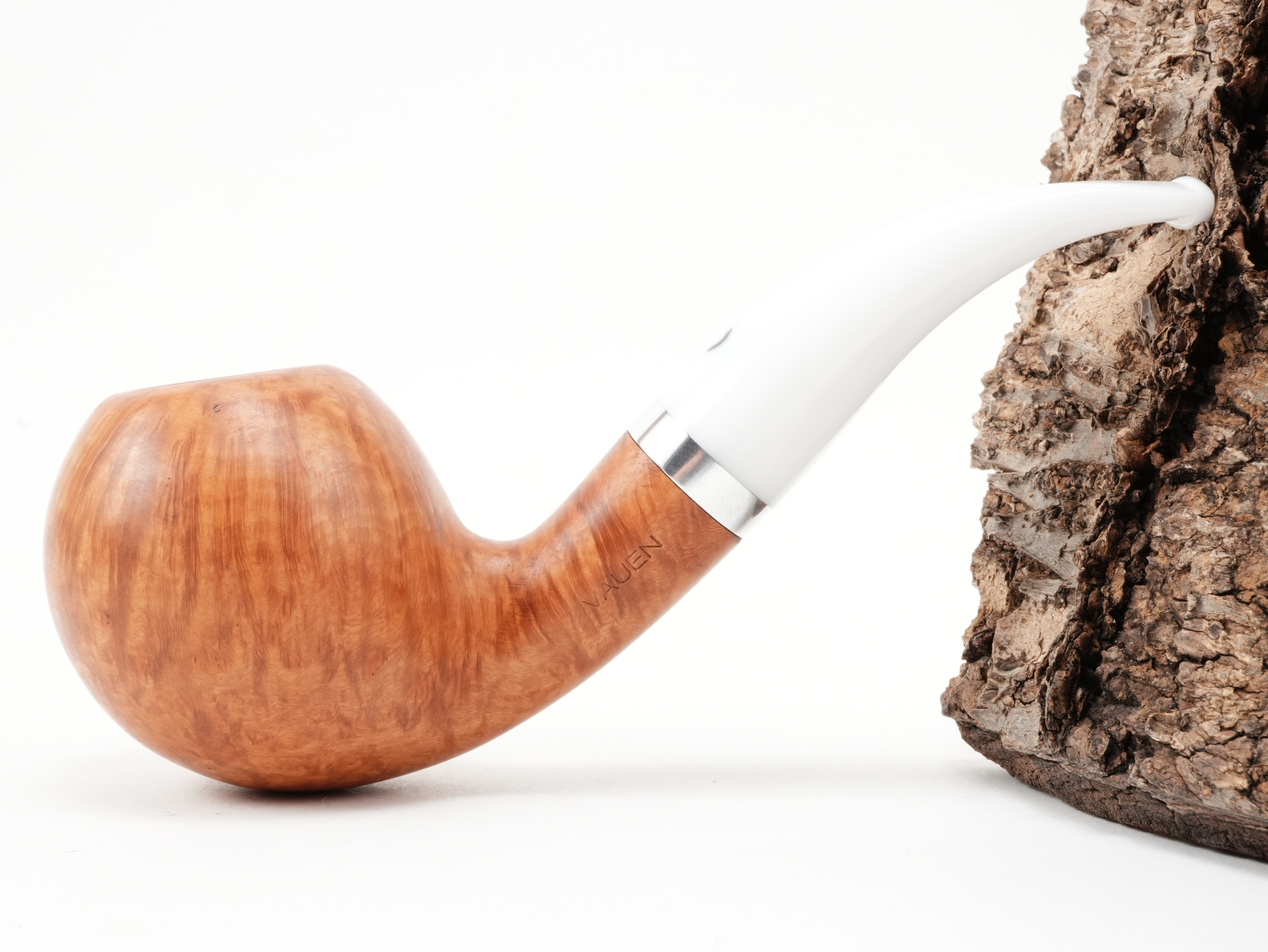 Seitenansicht der gebogenen Vauen Natura 132 Ball-Pfeife mit geöltem Bruyèreholz und reinweißem Mundstück