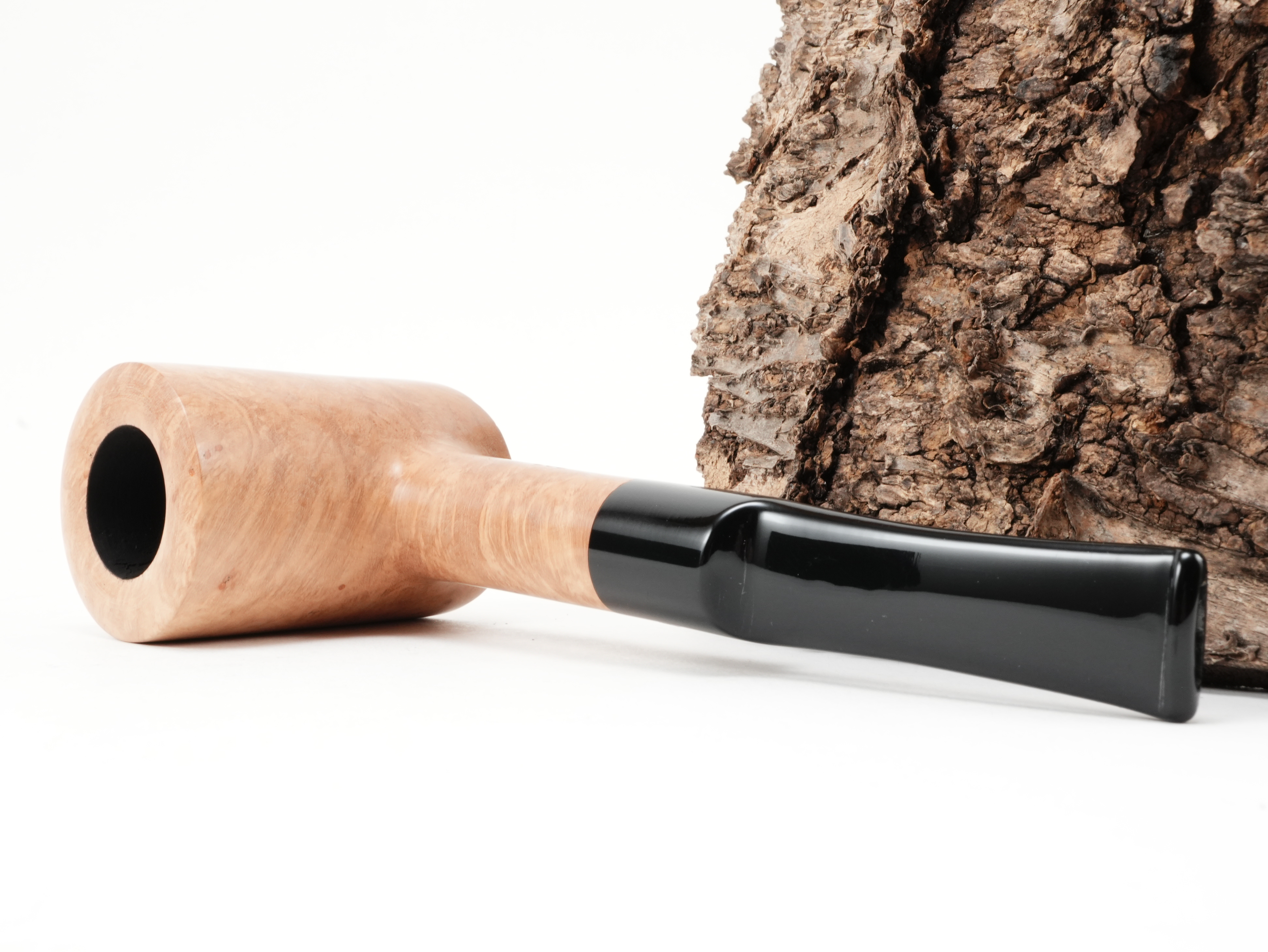 Stanwell Authentic Natural 207 gerade Pfeife liegend von schräg hinten mit Blick auf den naturbelassenen Holm