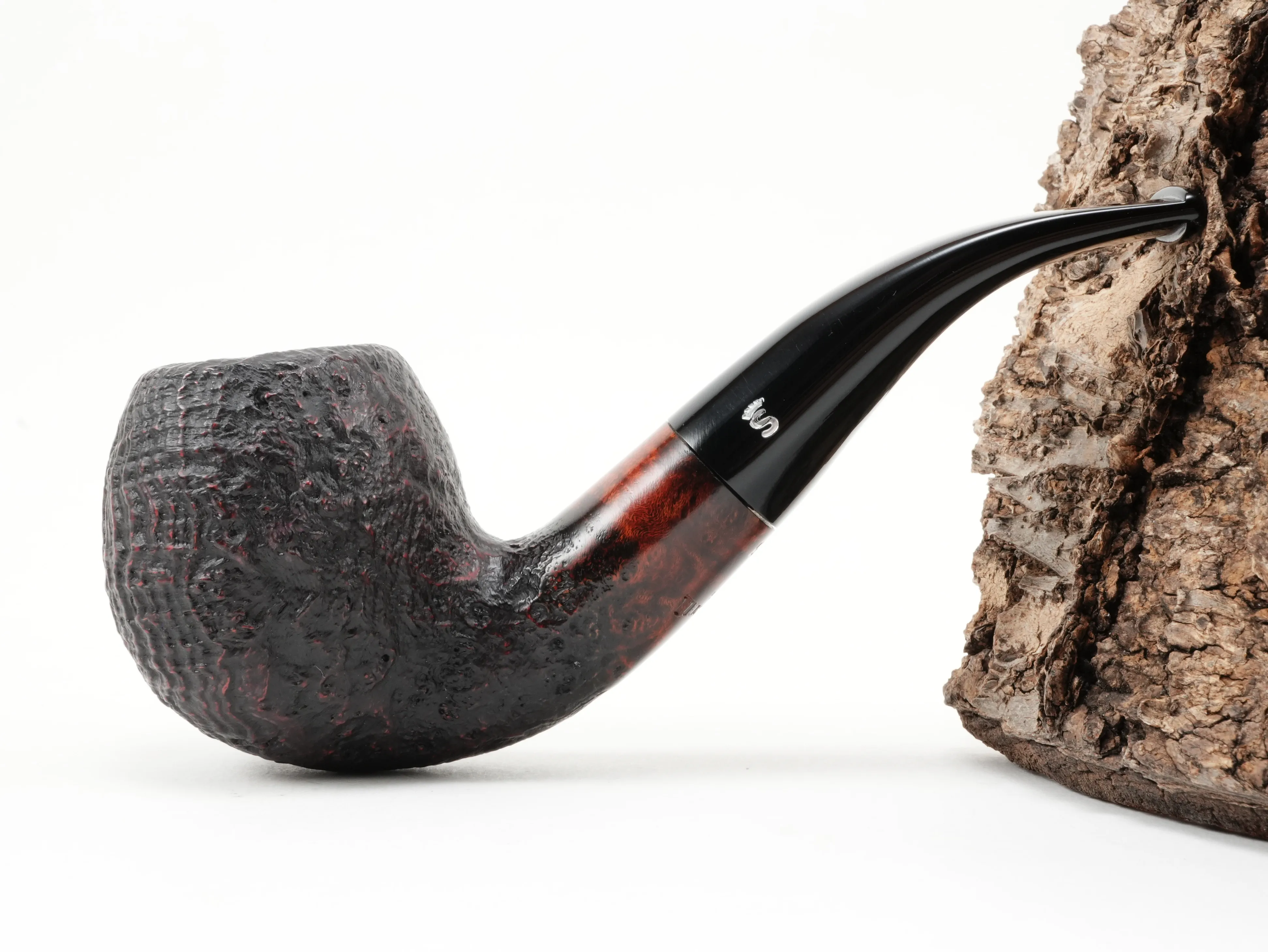 Seitenansicht der gebogenen Stanwell Vario 185 Apple-Pfeife mit sandgestrahltem Kopf und glatt poliertem Holmabschluss