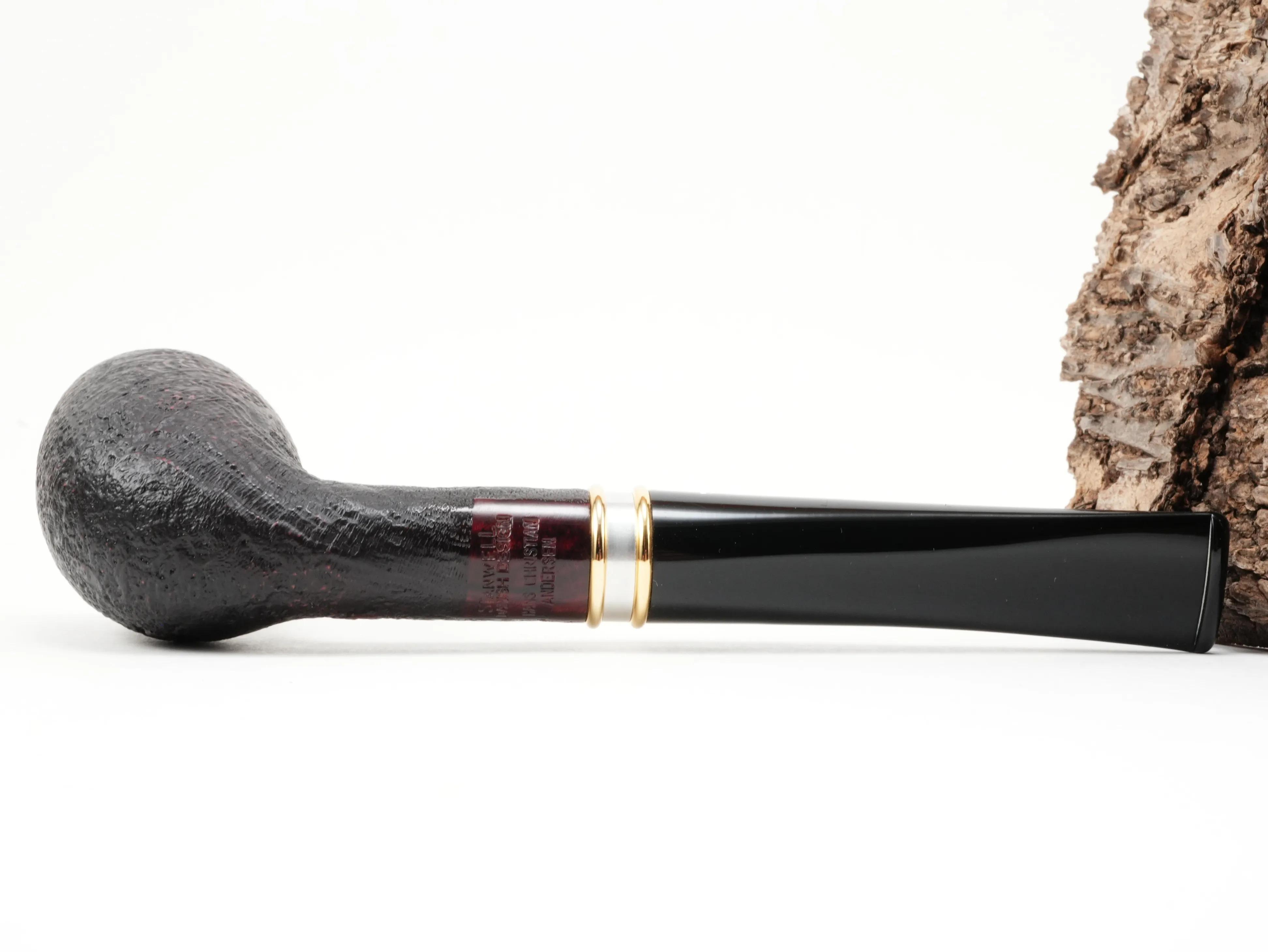 Unterseite des Pfeifenkopfs der Stanwell H.C. Andersen Sandblasted 1 mit rötlich-glattem Stempelfeld und eingeprägter Marke