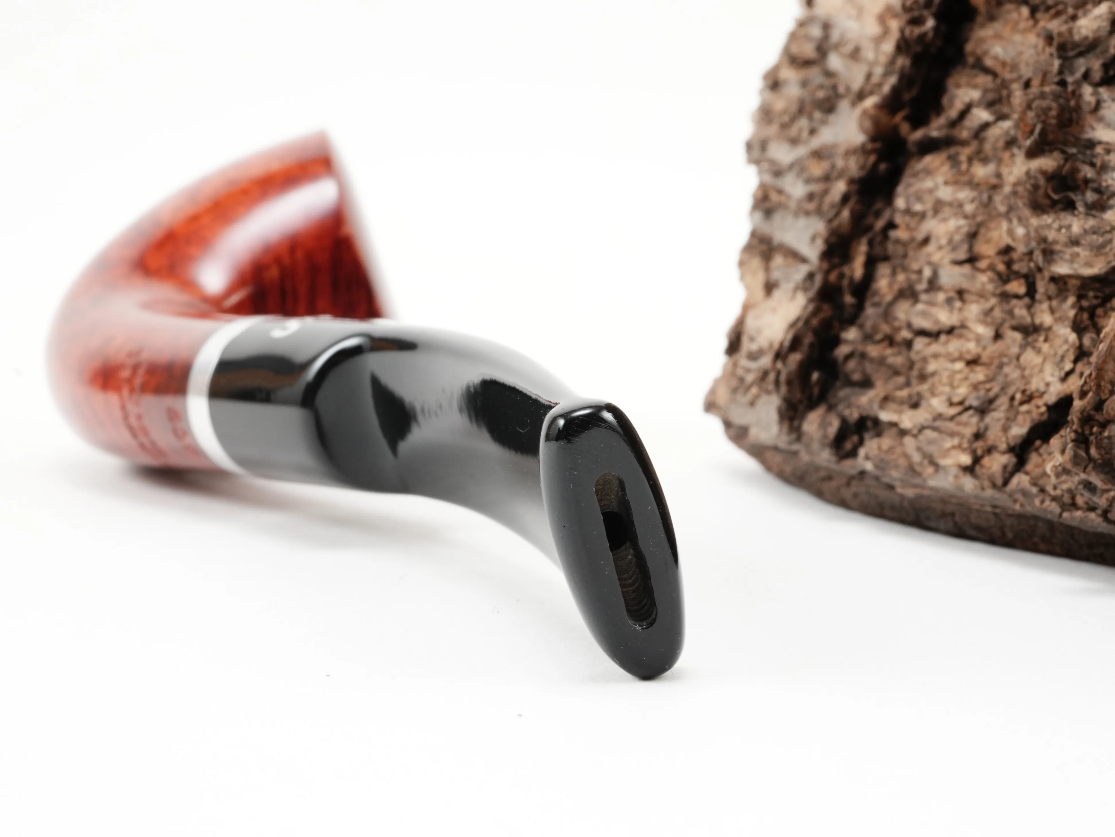 Nahaufnahme des leicht gebogenen schwarzen Acrylmundstücks der Stanwell København Terracotta 409 Pfeife mit Bissstelle von hinten