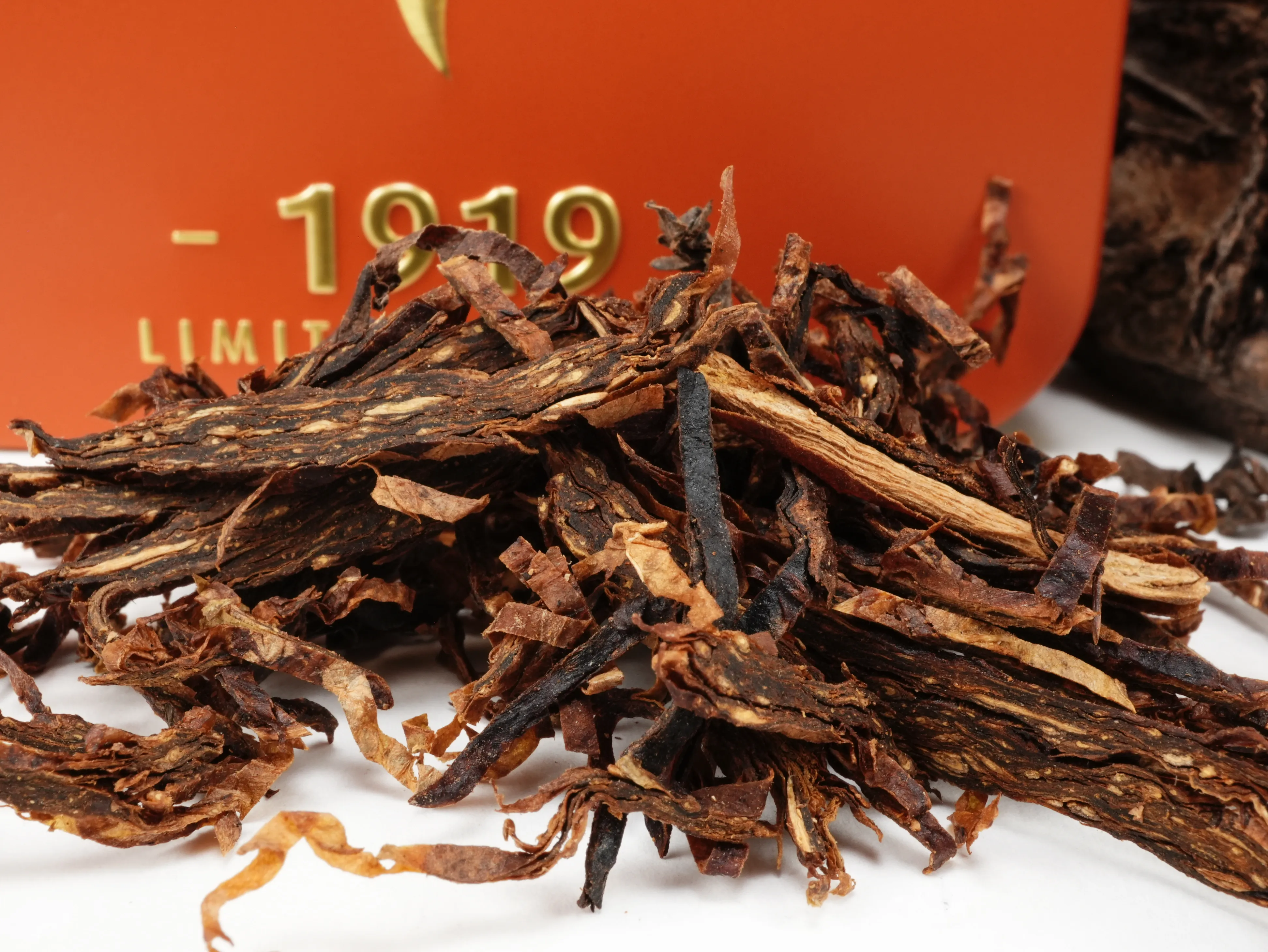 Nahaufnahme der naturbelassenen Kopp 1919 Limited Edition 2027 Tabakmischung aus Virginia, Kentucky und Perique mit verschiedenen Schnittarten