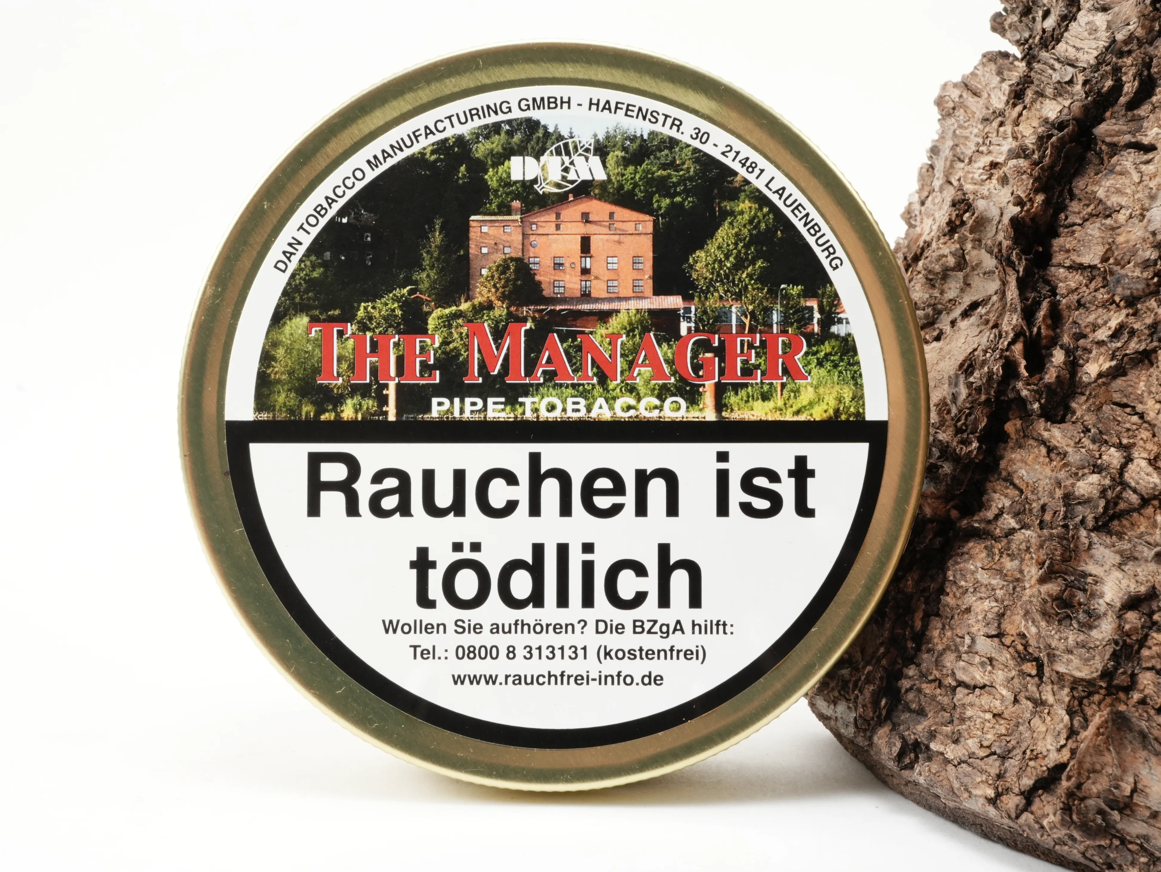 Runddose DTM The Manager Pfeifentabak 50g vor Rindenhintergrund – Titelbild Frontansicht
