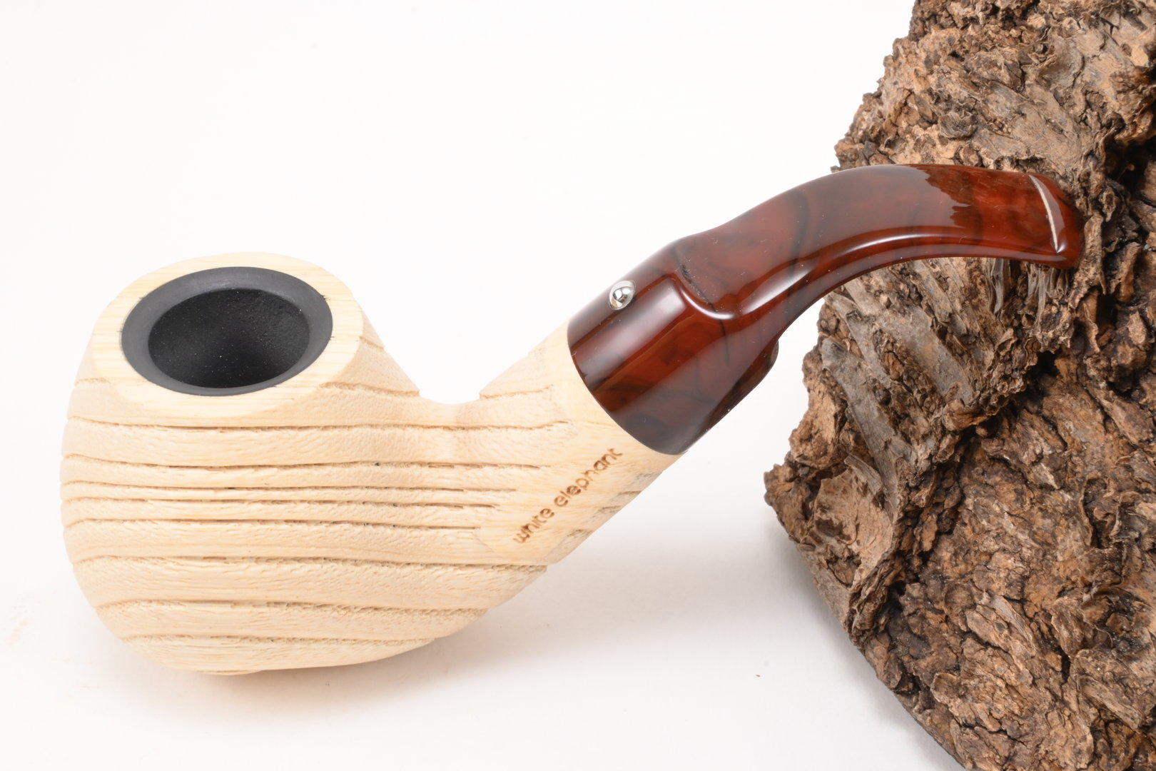 white_elephant_pipe_pfeife_etosha_1_1