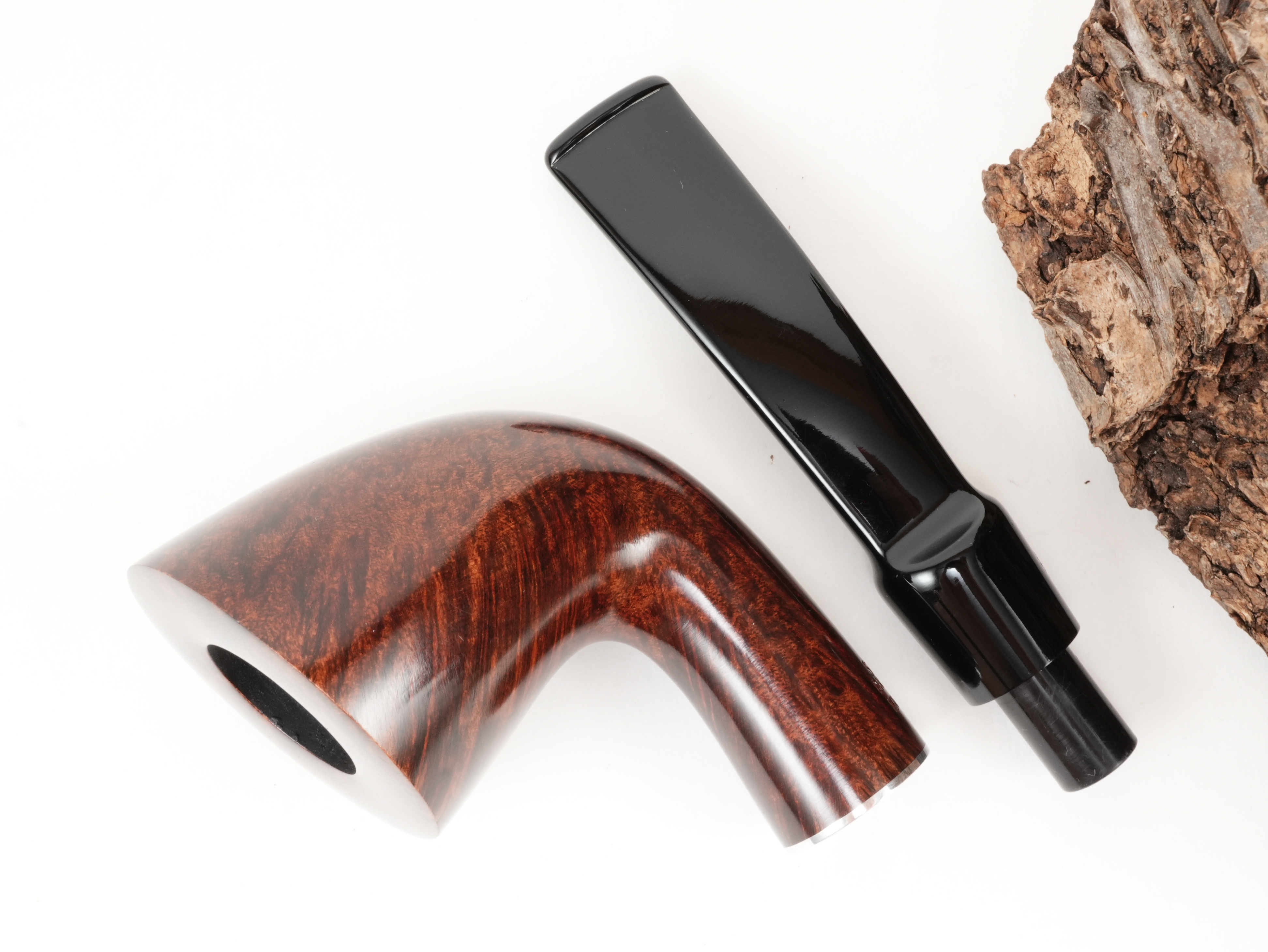 Draufsicht auf die zerlegte Stanwell H.C. Andersen Braun 6 mit getrenntem dunkelbraunem Bruyèrekopf und kurzem Acrylmundstück